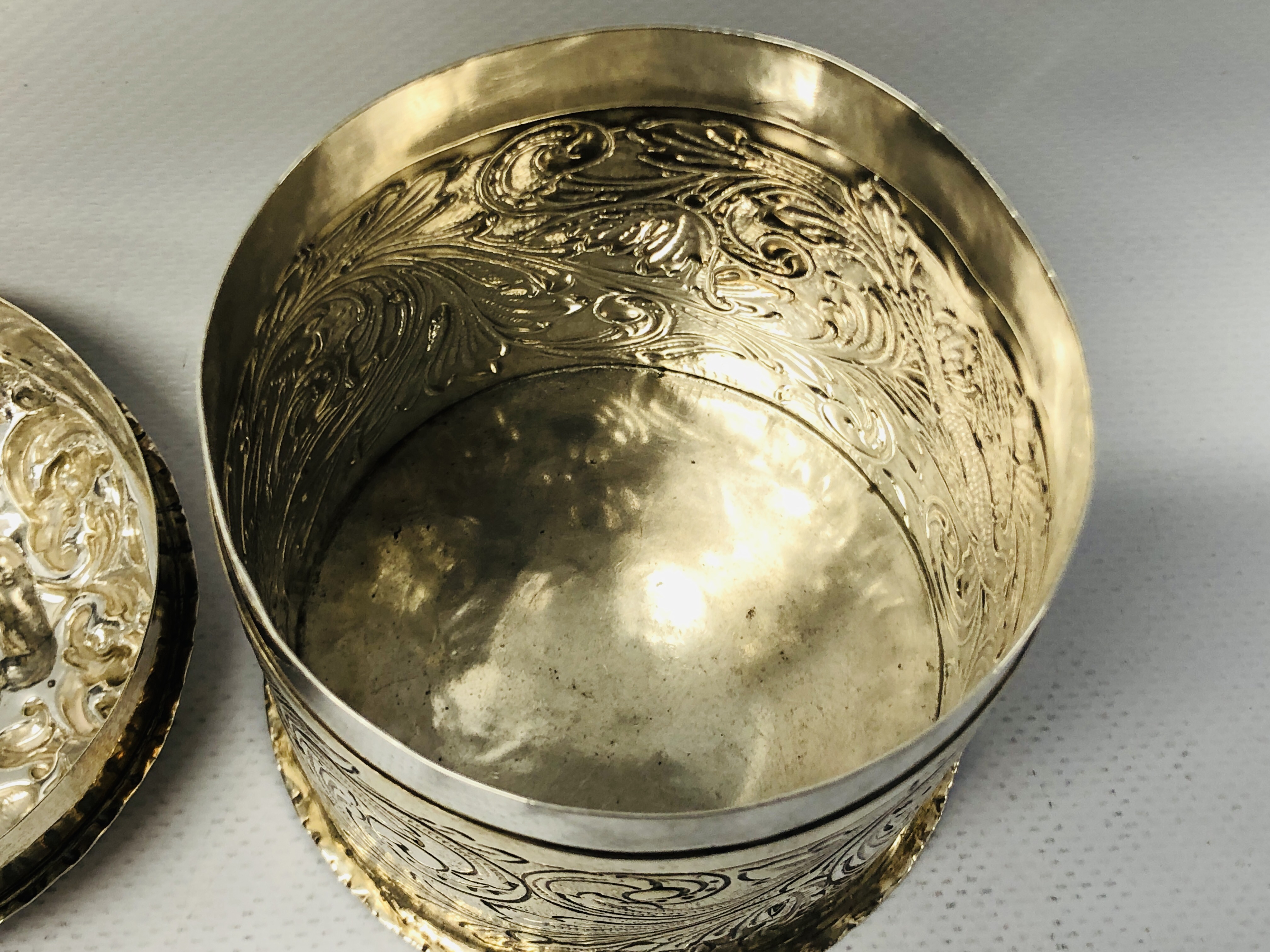A VICTORIAN SILVER CYLINDRICAL BOX AND COVER DECORATED WITH BIRD LONDON 1888, WILLIAM COMINS - H 8. - Image 19 of 21
