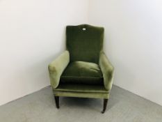 AN EDWARDIAN GREEN VELOUR UPHOLSTERED EASY CHAIR.