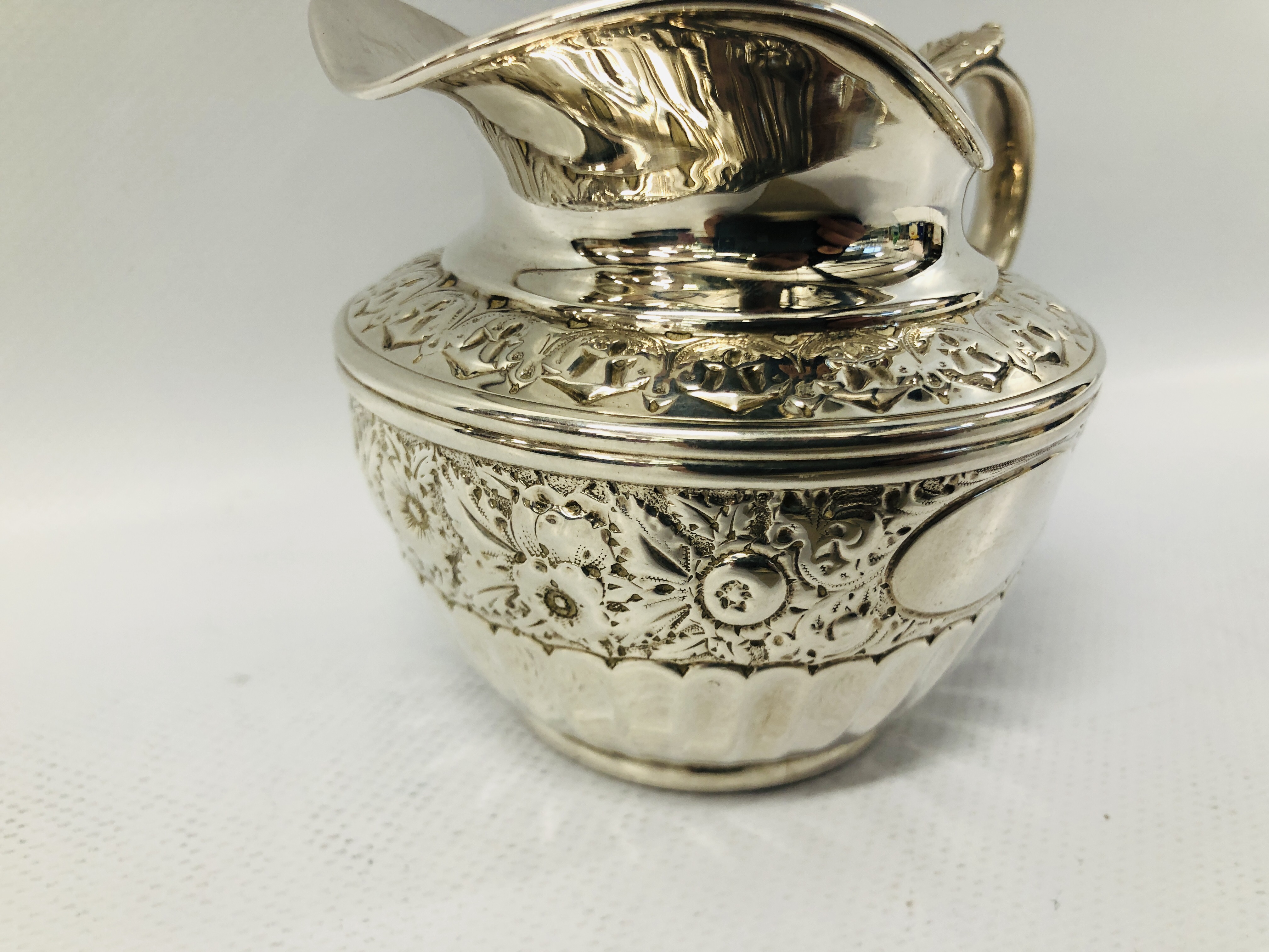 A VICTORIAN SILVER CREAM JUG, LONDON 1893, SIBRAY HALL & COMPANY - H 8CM. - Image 4 of 21