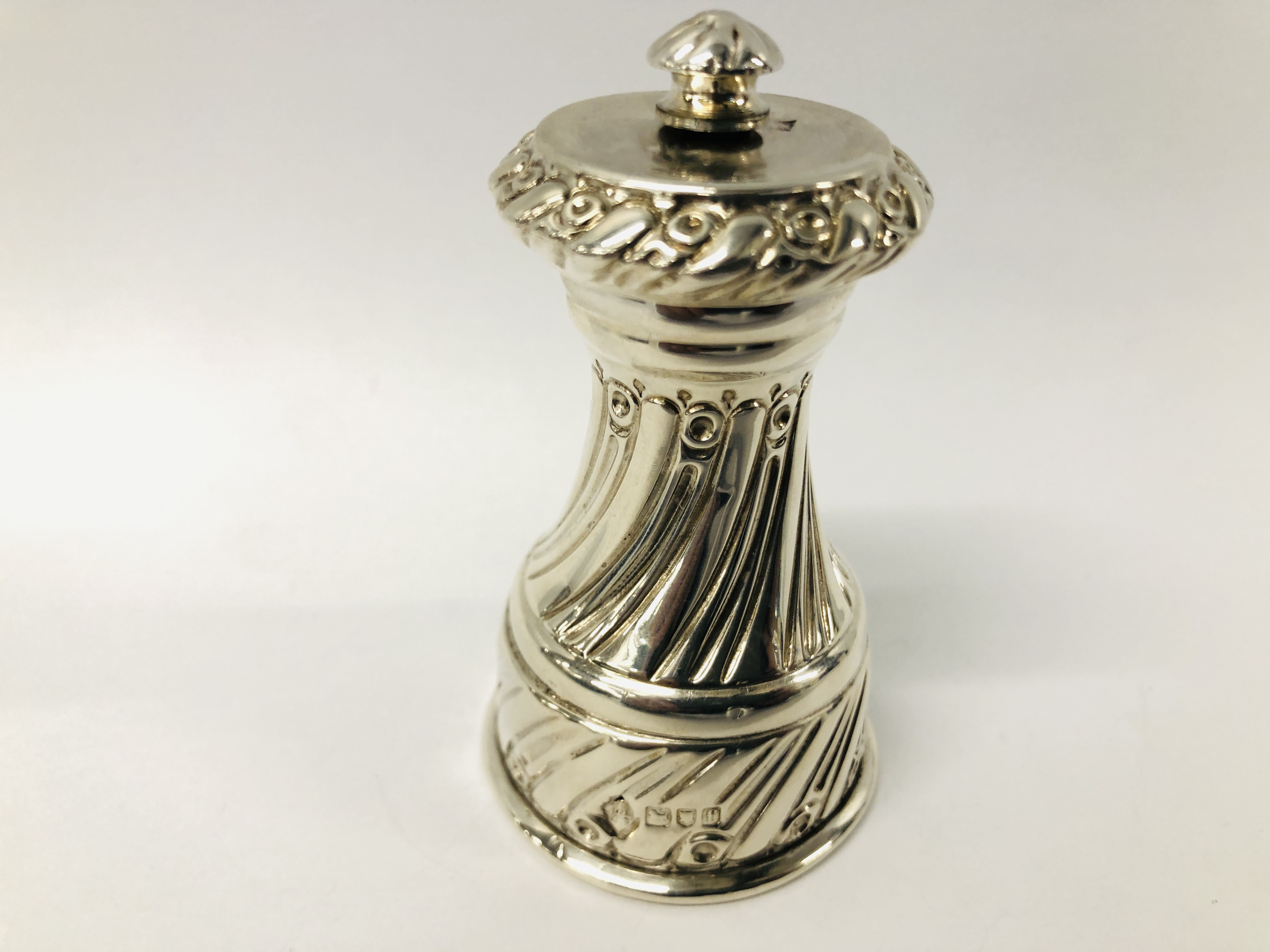 A SILVER PEPPER MILL OF SPIRALLY FLUTED WAISTED FORM LONDON 1901, MAPPIN & WEBB - H 9CM. - Image 3 of 15