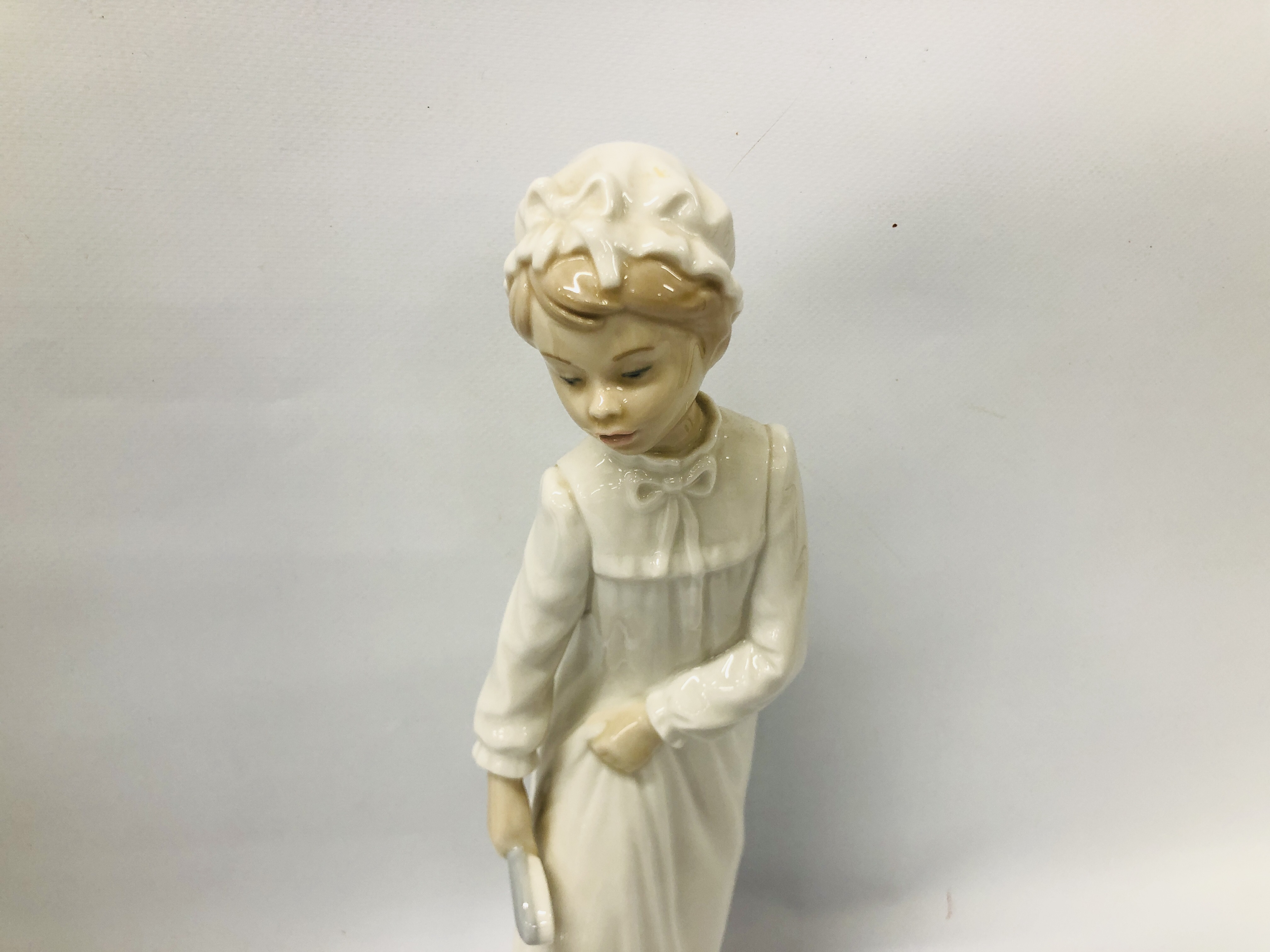 2 X LLADRO NAO FIGURES COMPRISING YOUNG GIRL IN NIGHTWEAR CLEANSING HER FEET + ORIGINAL STYLE LADY - Image 2 of 12