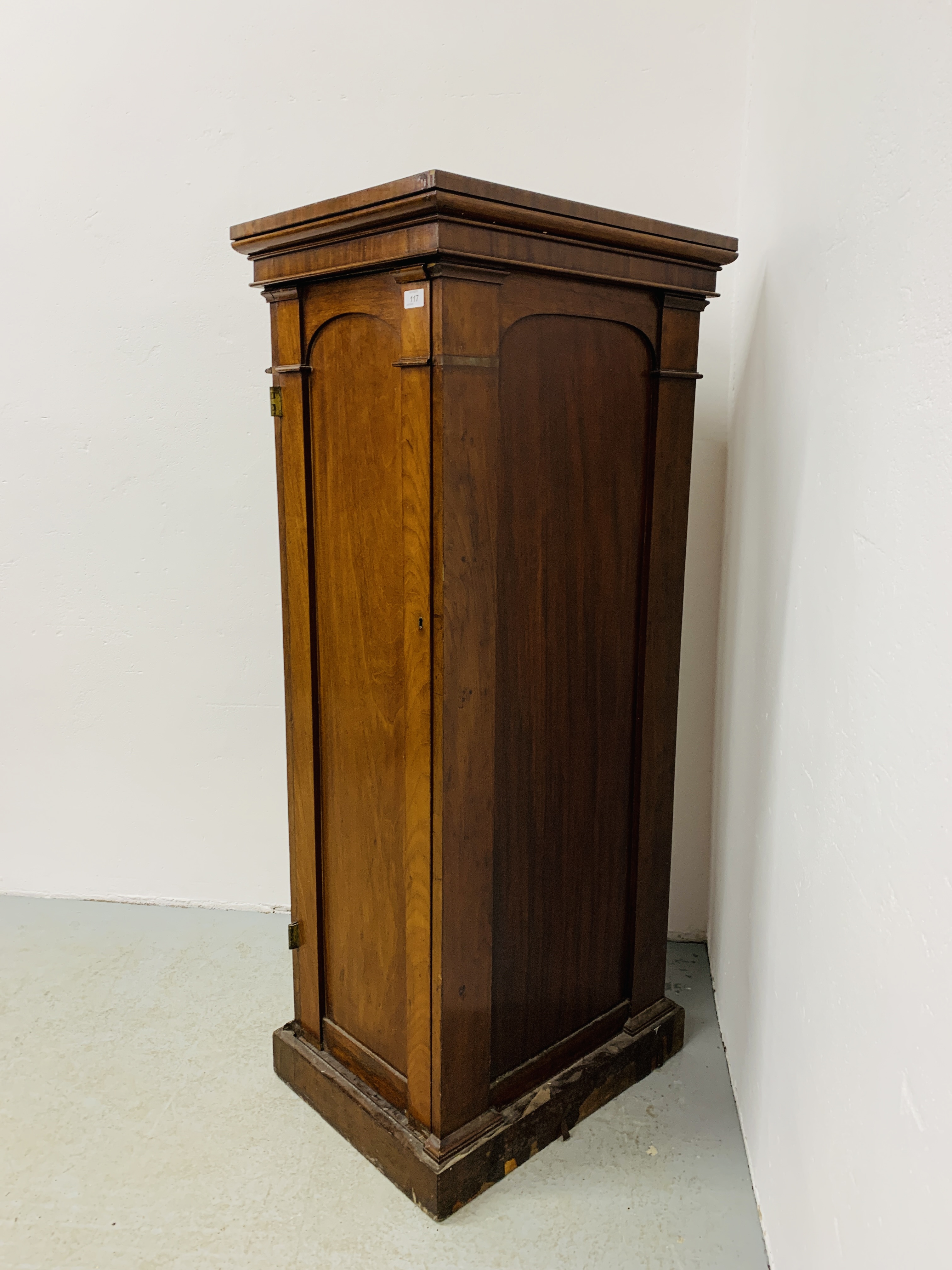 AN EARLY C19TH MAHOGANY SINGLE DOOR PEDESTAL (PART OF A LARGER PIECE) ENCLOSING SEVEN DRAWERS - Image 4 of 17