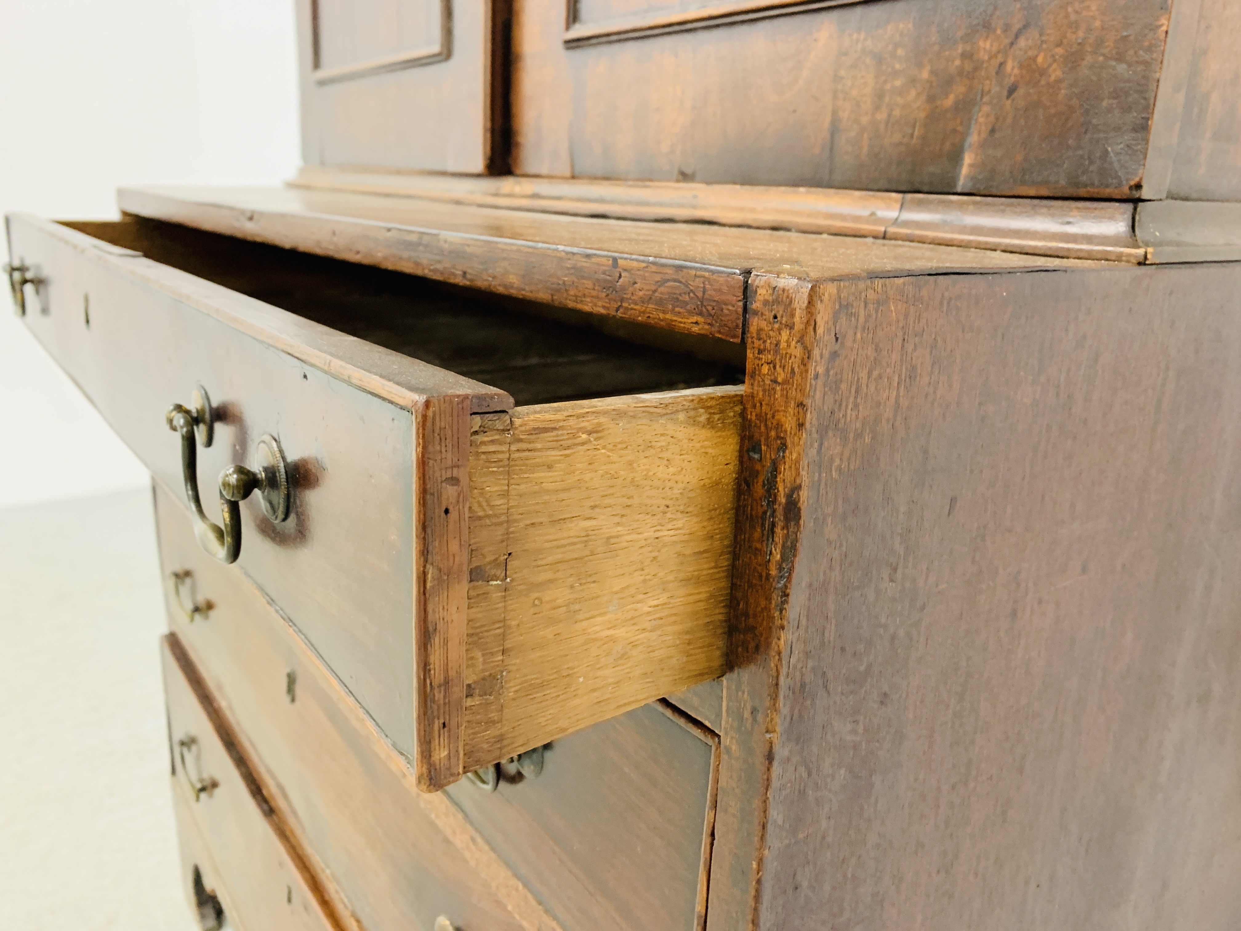 A GEORGE III MAHOGANY CHEST OF FOUR DRAWERS WITH ASSOCIATED TWO DOOR CUPBOARD ABOVE, WIDTH 97CM. - Image 10 of 17