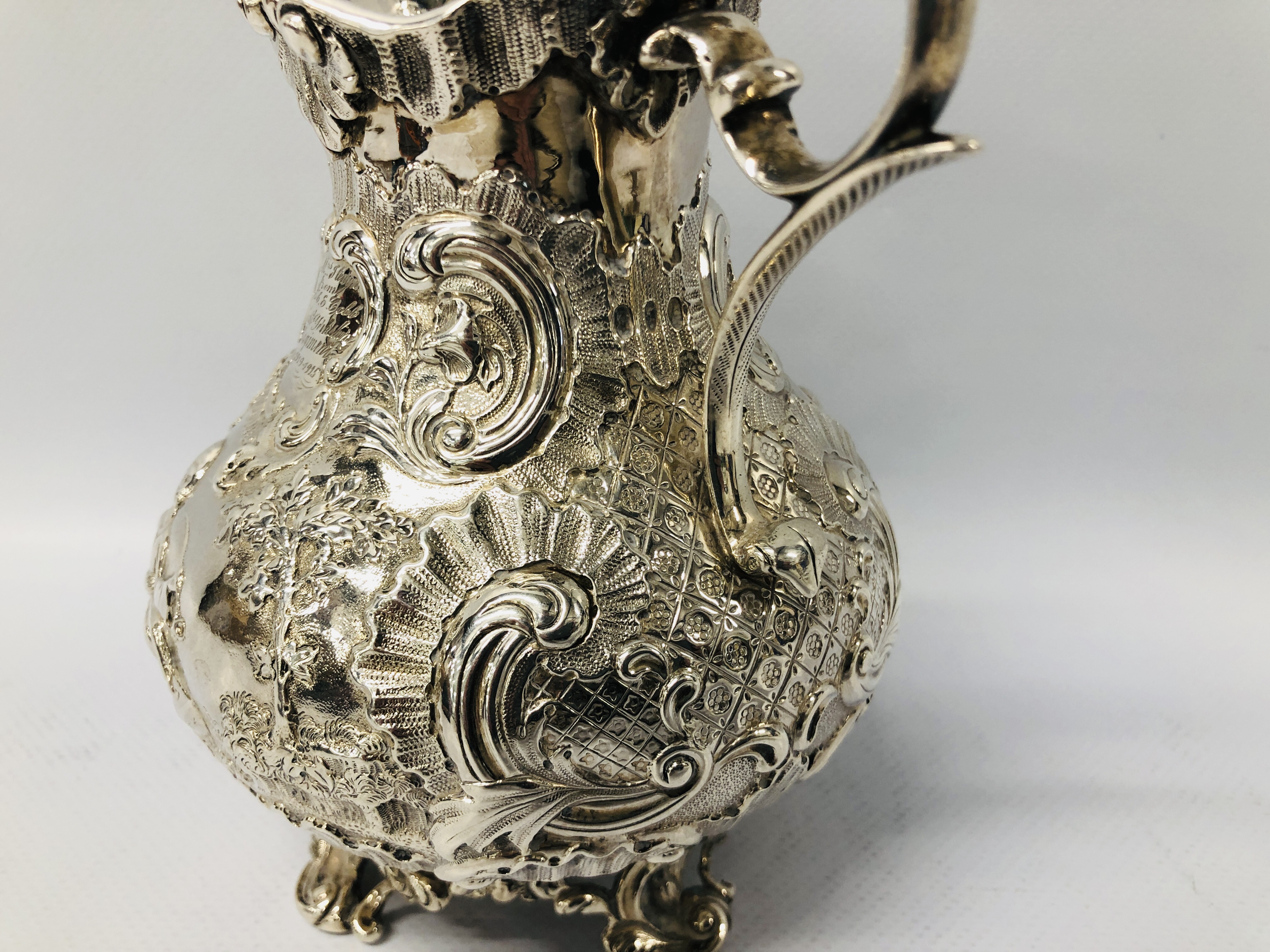 A SILVER MILK JUG OF ROCOCO DESIGN DECORATED WITH CHINOISERIE FIGURES WITH INSCRIPTION MR AND MRS J. - Image 8 of 25