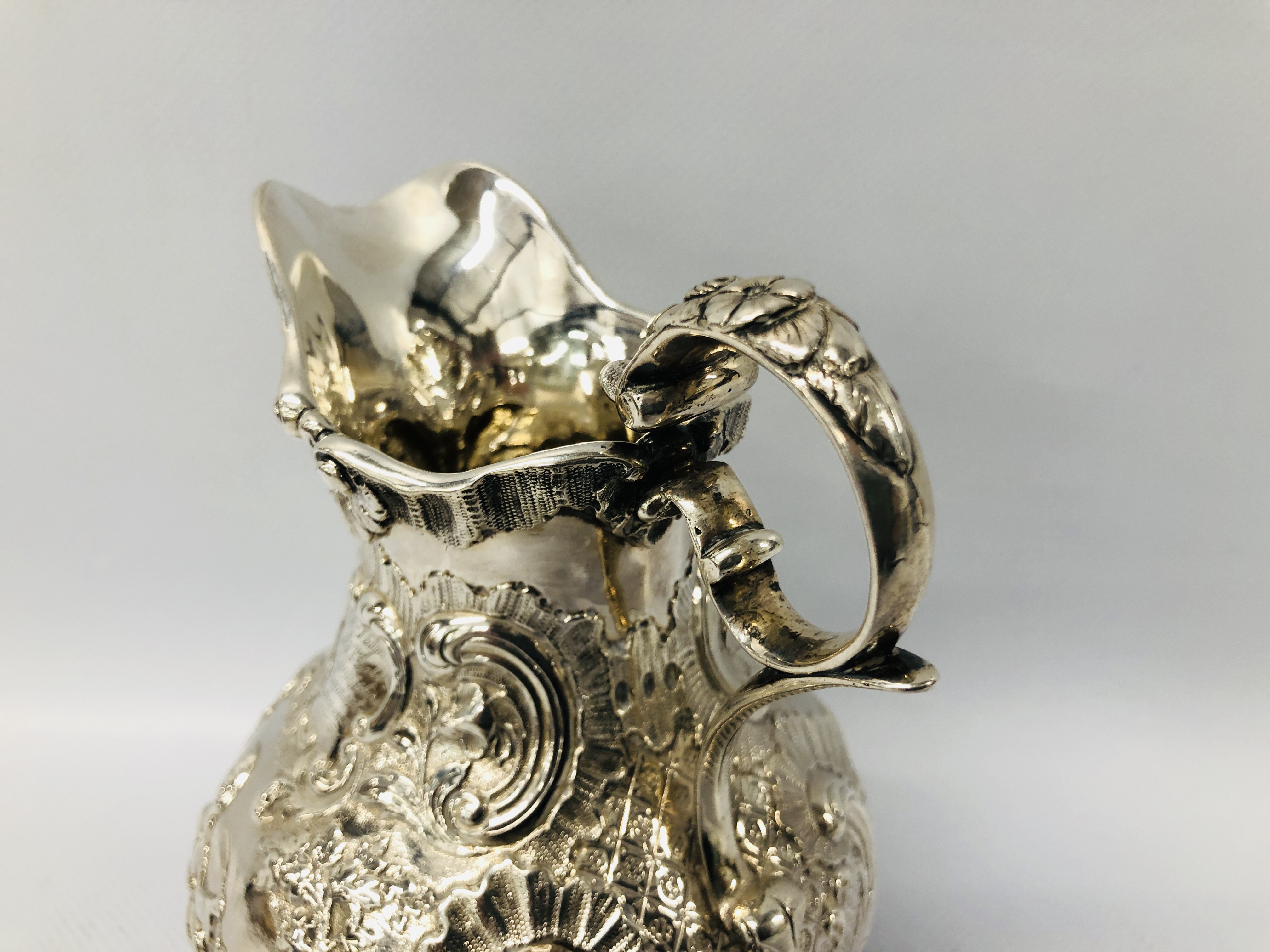 A SILVER MILK JUG OF ROCOCO DESIGN DECORATED WITH CHINOISERIE FIGURES WITH INSCRIPTION MR AND MRS J. - Image 7 of 25