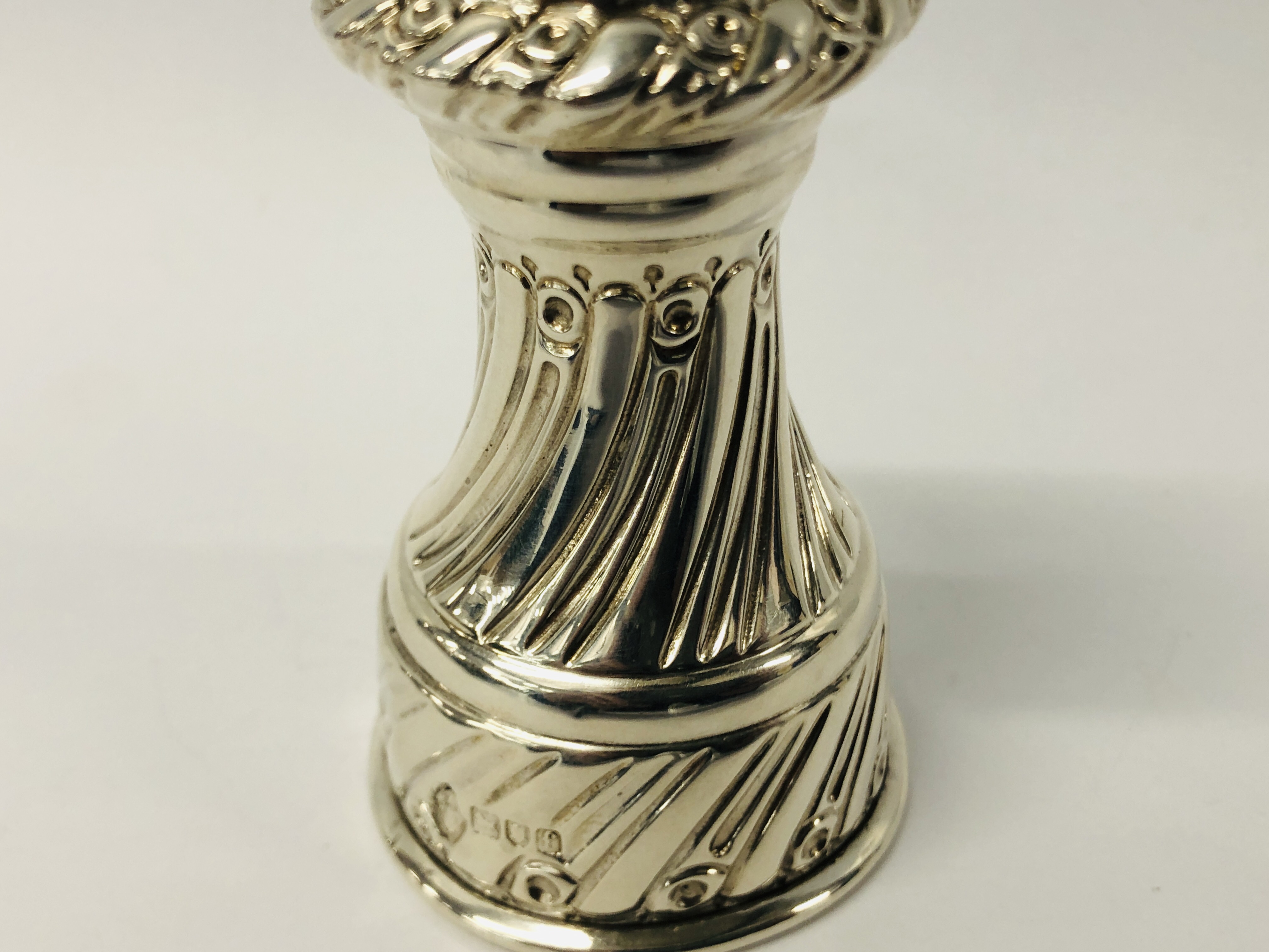 A SILVER PEPPER MILL OF SPIRALLY FLUTED WAISTED FORM LONDON 1901, MAPPIN & WEBB - H 9CM. - Image 12 of 15