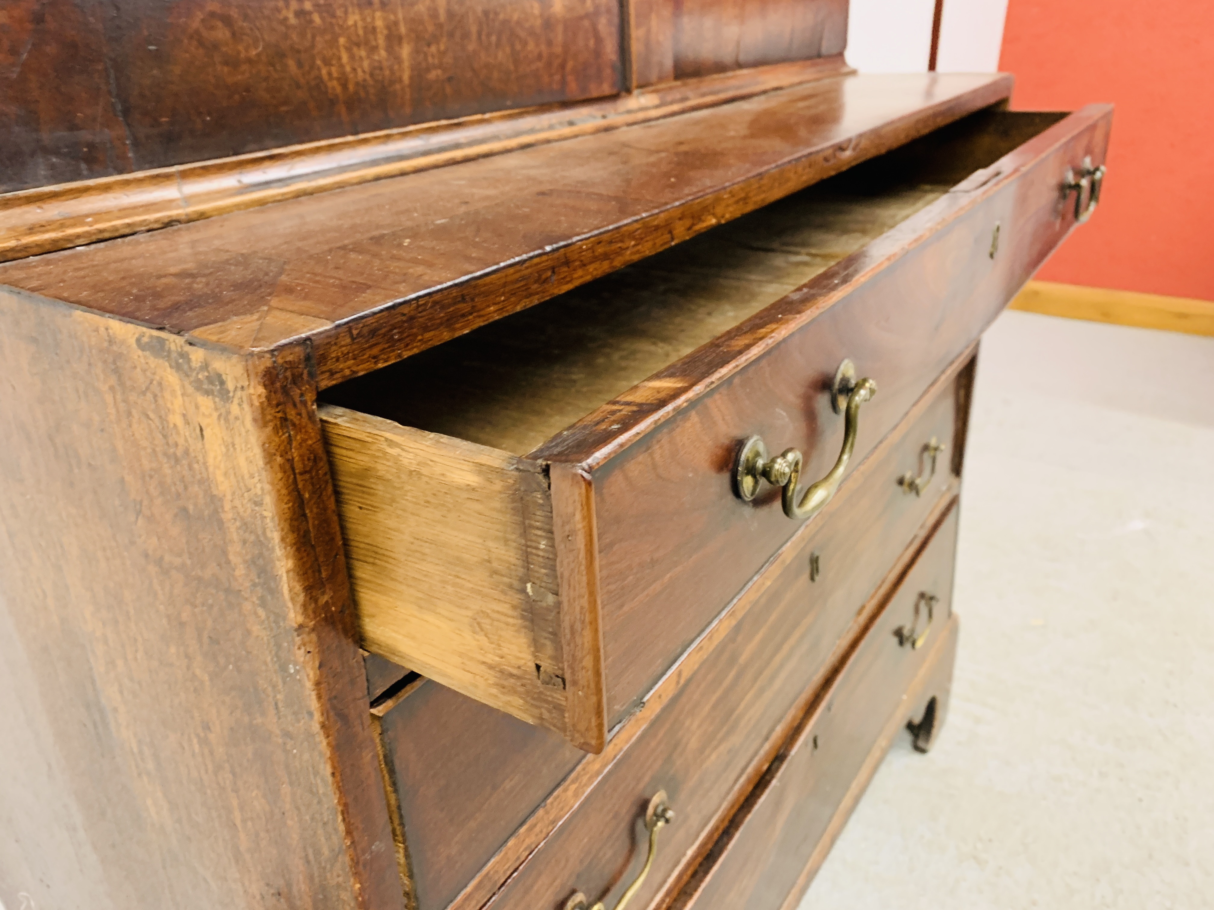 A GEORGE III MAHOGANY CHEST OF FOUR DRAWERS WITH ASSOCIATED TWO DOOR CUPBOARD ABOVE, WIDTH 97CM. - Image 9 of 17