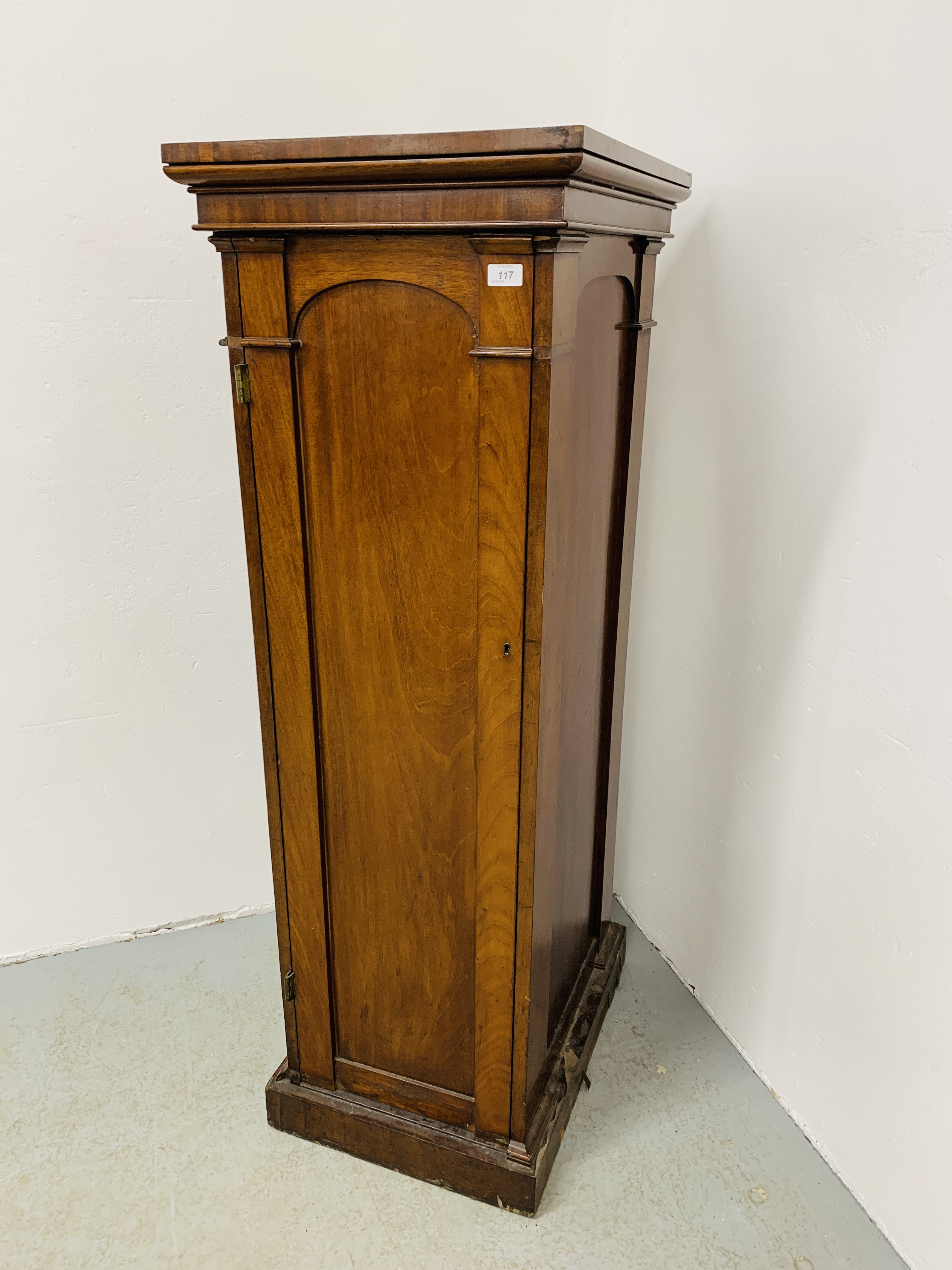 AN EARLY C19TH MAHOGANY SINGLE DOOR PEDESTAL (PART OF A LARGER PIECE) ENCLOSING SEVEN DRAWERS