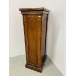 AN EARLY C19TH MAHOGANY SINGLE DOOR PEDESTAL (PART OF A LARGER PIECE) ENCLOSING SEVEN DRAWERS
