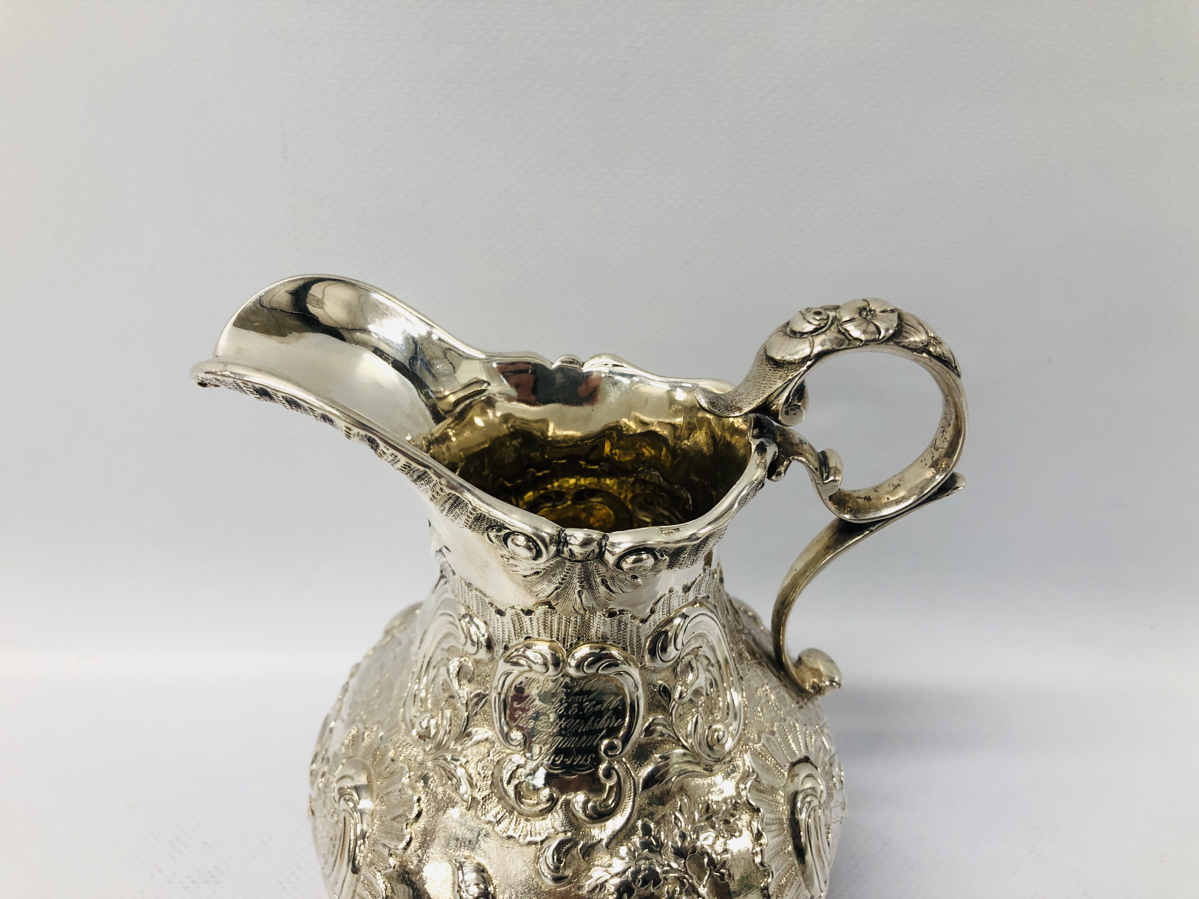 A SILVER MILK JUG OF ROCOCO DESIGN DECORATED WITH CHINOISERIE FIGURES WITH INSCRIPTION MR AND MRS J. - Image 3 of 25