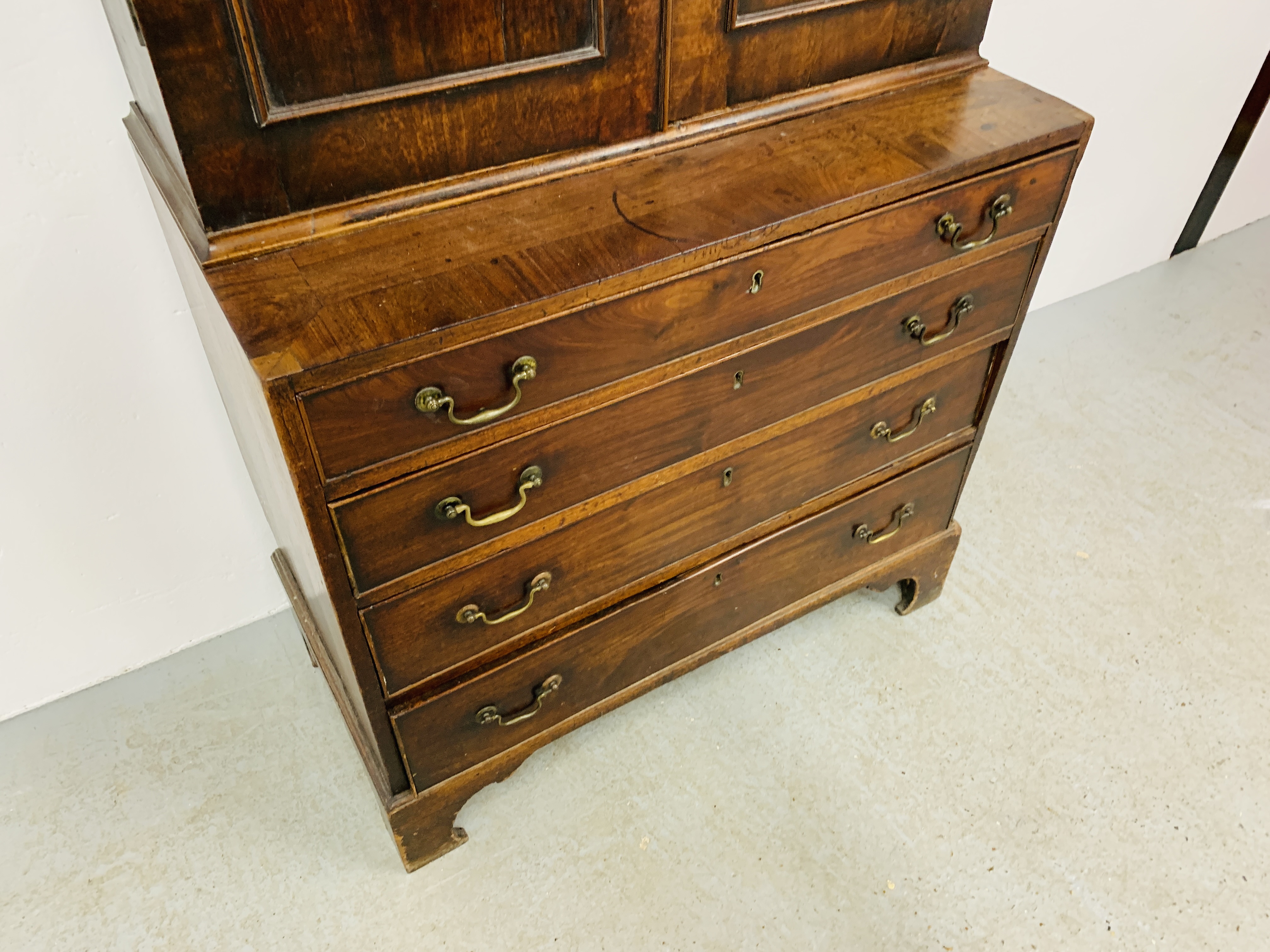 A GEORGE III MAHOGANY CHEST OF FOUR DRAWERS WITH ASSOCIATED TWO DOOR CUPBOARD ABOVE, WIDTH 97CM. - Image 6 of 17
