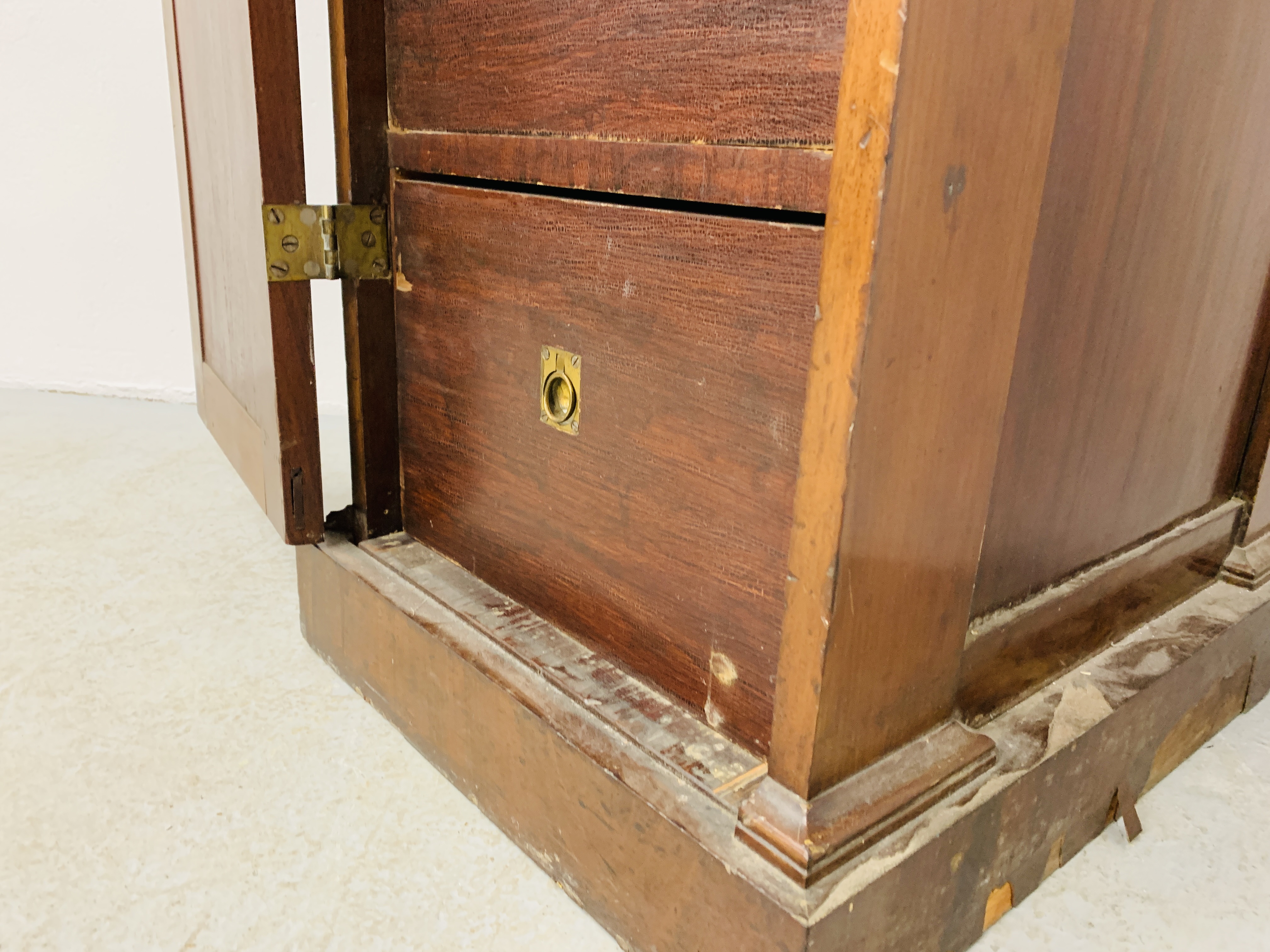 AN EARLY C19TH MAHOGANY SINGLE DOOR PEDESTAL (PART OF A LARGER PIECE) ENCLOSING SEVEN DRAWERS - Image 16 of 17
