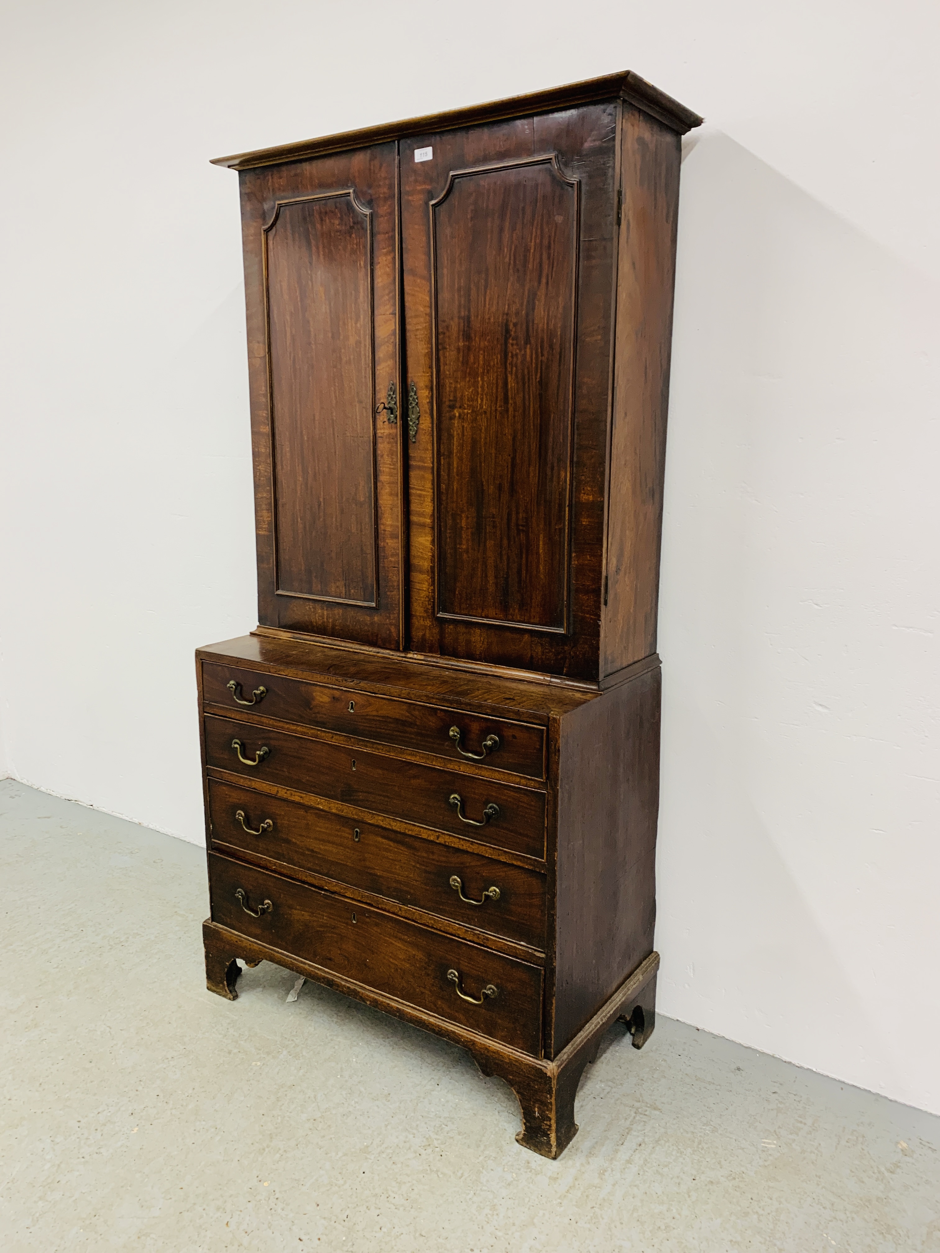 A GEORGE III MAHOGANY CHEST OF FOUR DRAWERS WITH ASSOCIATED TWO DOOR CUPBOARD ABOVE, WIDTH 97CM. - Image 2 of 17