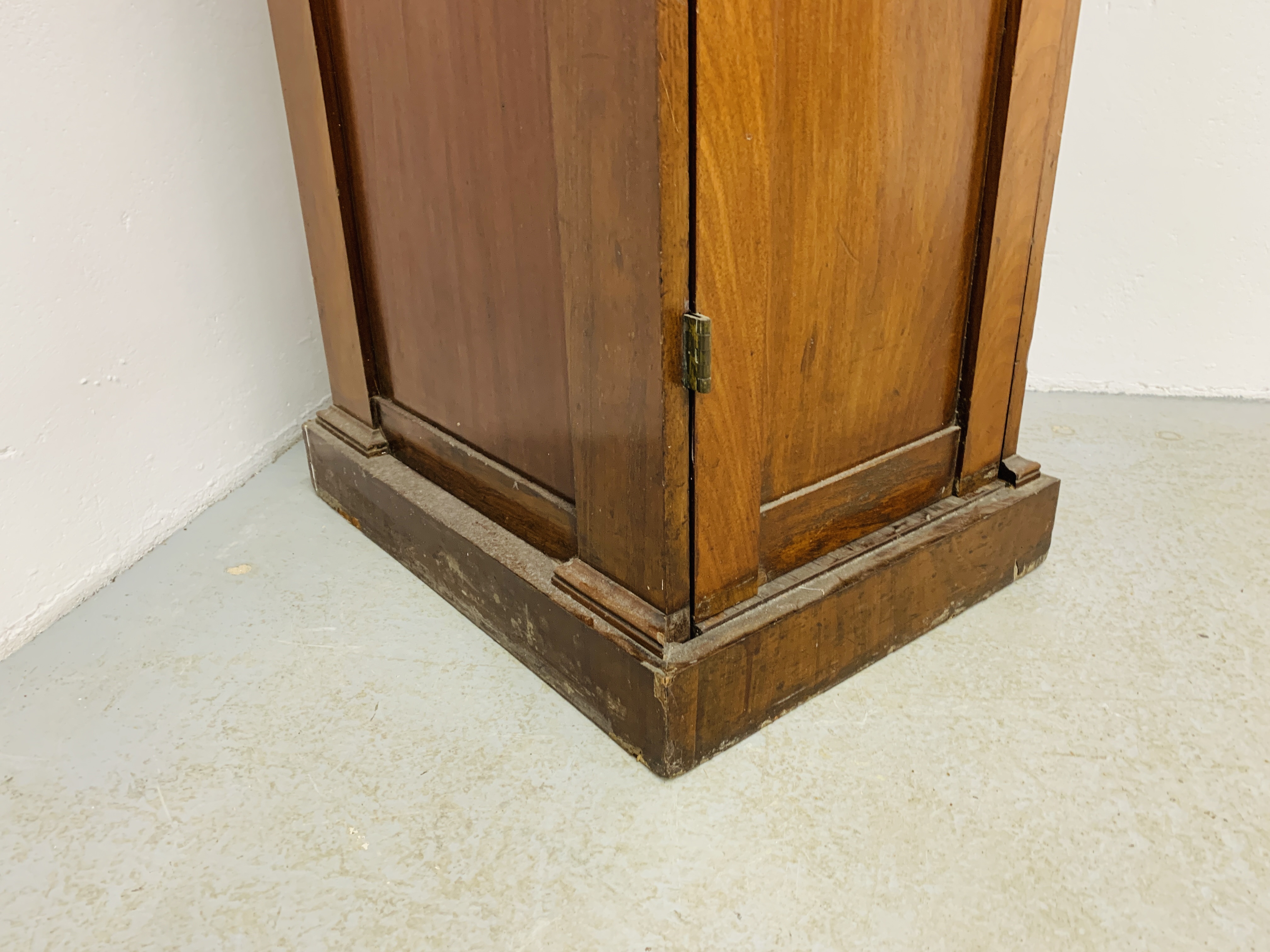 AN EARLY C19TH MAHOGANY SINGLE DOOR PEDESTAL (PART OF A LARGER PIECE) ENCLOSING SEVEN DRAWERS - Image 8 of 17