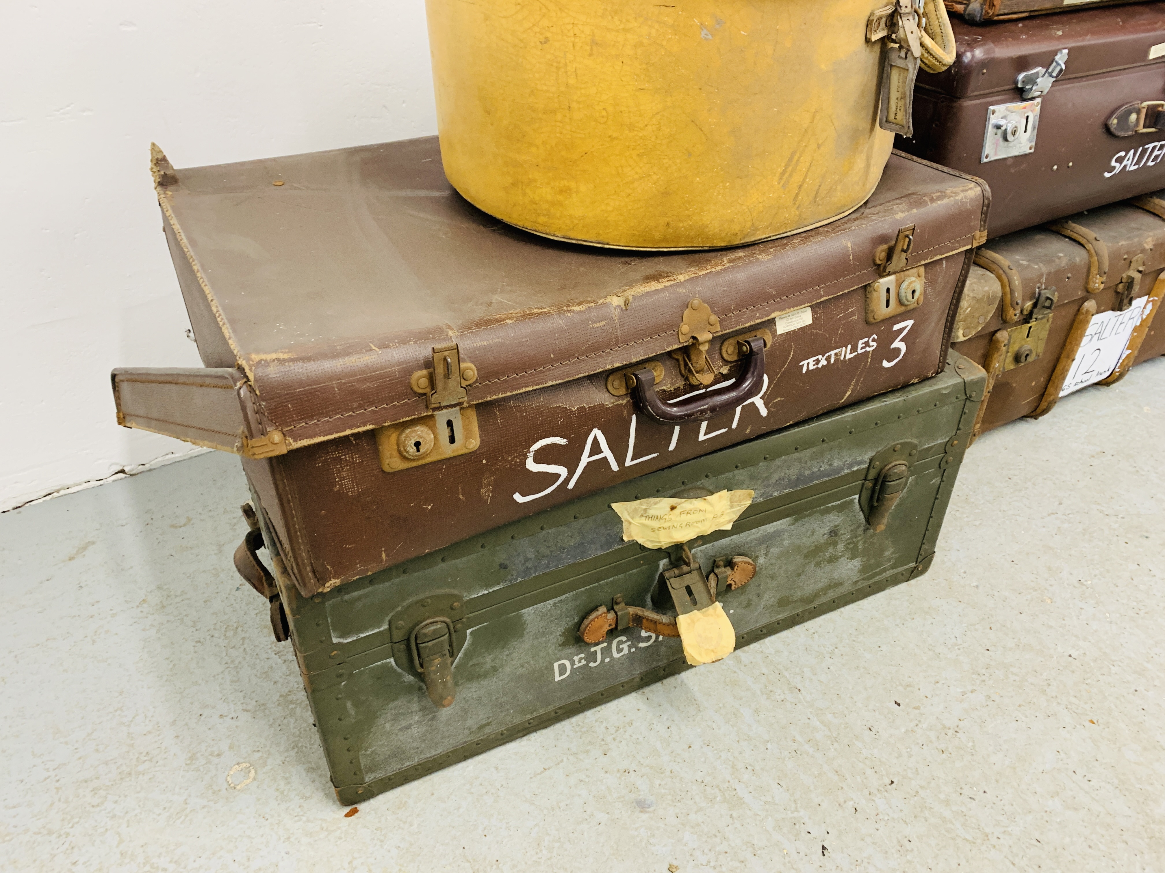 SIX VARIOUS VINTAGE TRAVEL TRUNKS / LUGGAGE BAGS TO INCLUDE MILLER MANUFACTURING METAL BOUND - Image 7 of 7