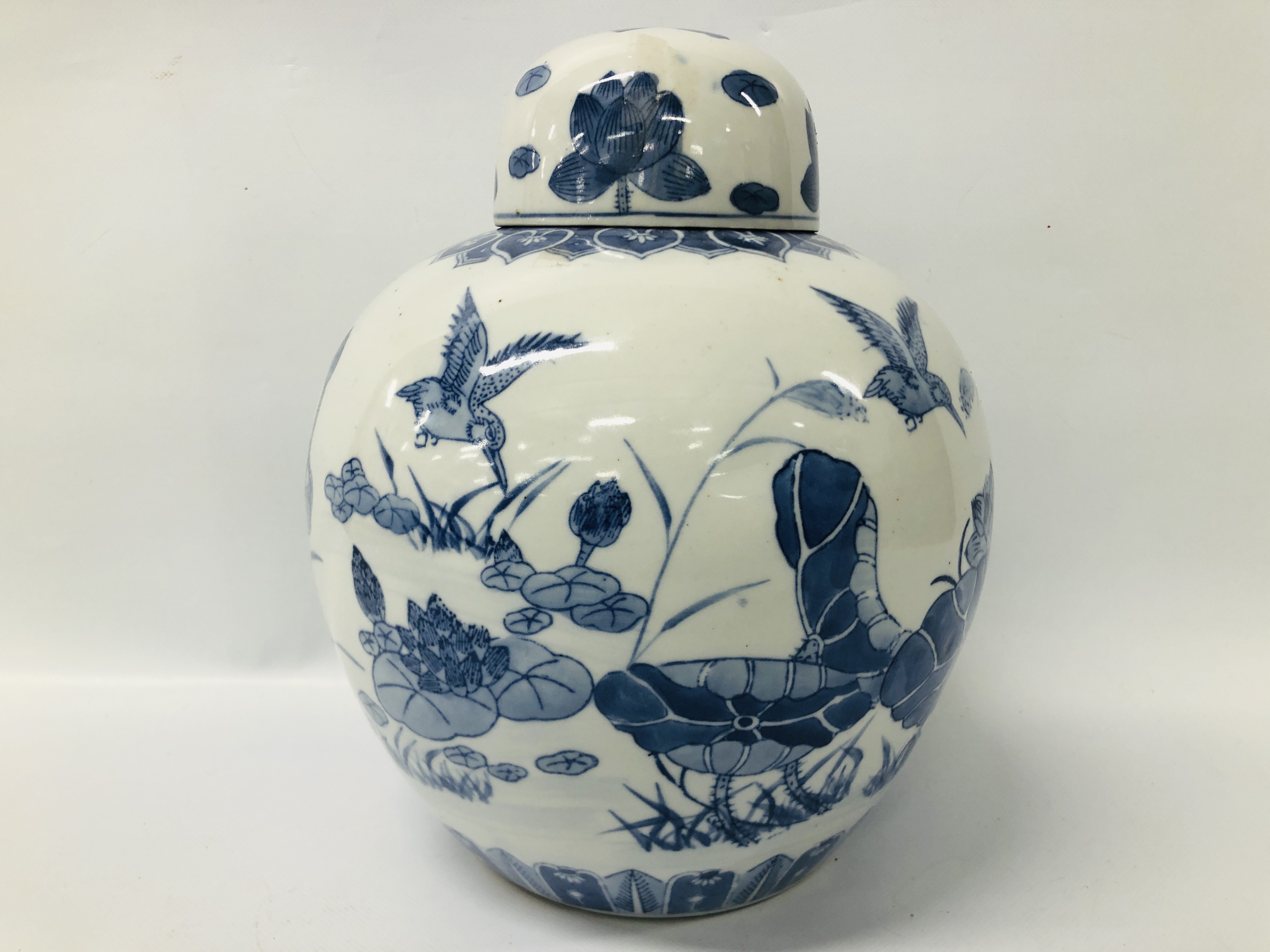 LARGE BLUE AND WHITE ORIENTAL LIDDED GINGER JAR. - Image 4 of 8