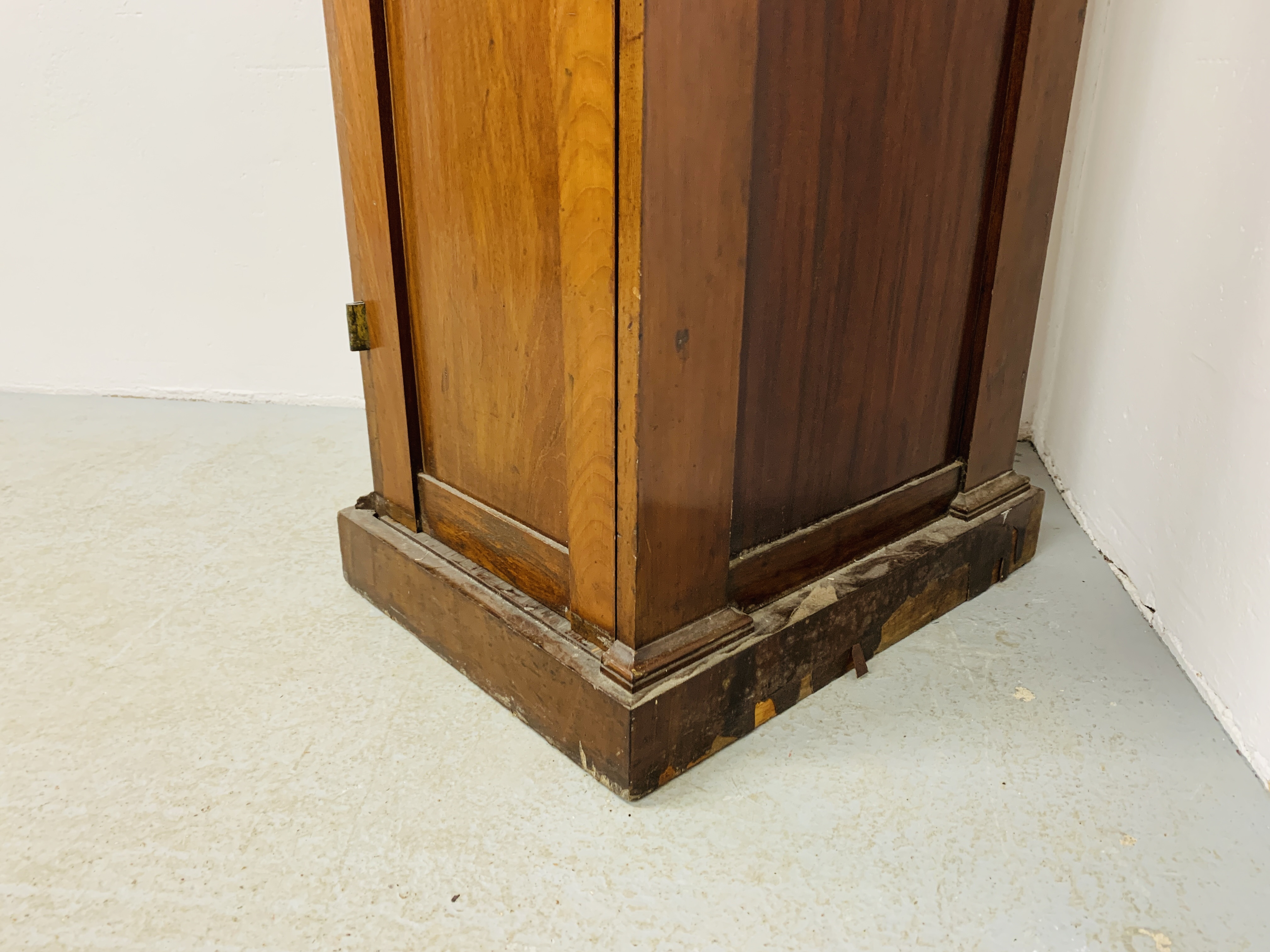 AN EARLY C19TH MAHOGANY SINGLE DOOR PEDESTAL (PART OF A LARGER PIECE) ENCLOSING SEVEN DRAWERS - Image 3 of 17