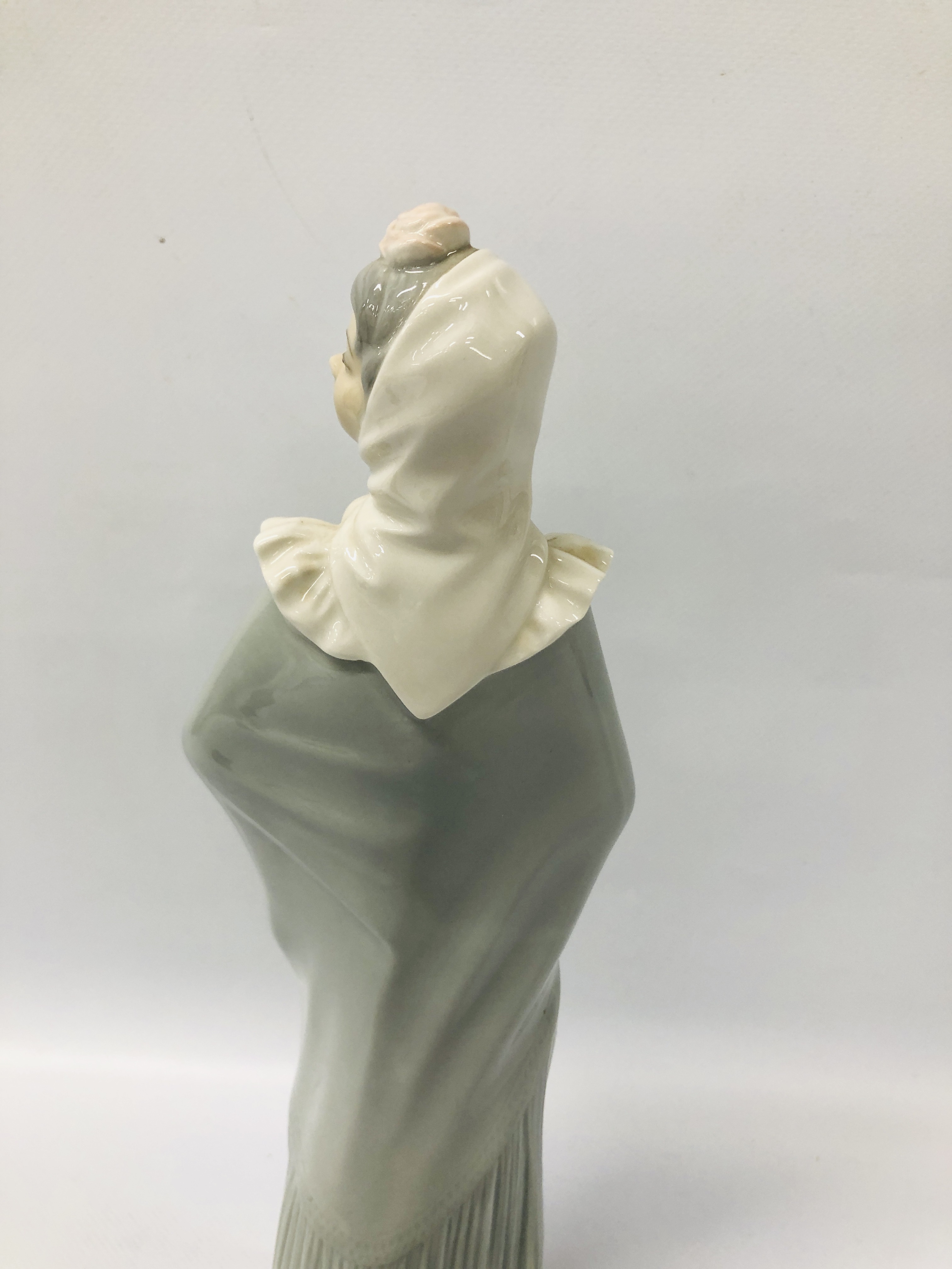 2 X LLADRO NAO FIGURES COMPRISING YOUNG GIRL IN NIGHTWEAR CLEANSING HER FEET + ORIGINAL STYLE LADY - Image 10 of 12