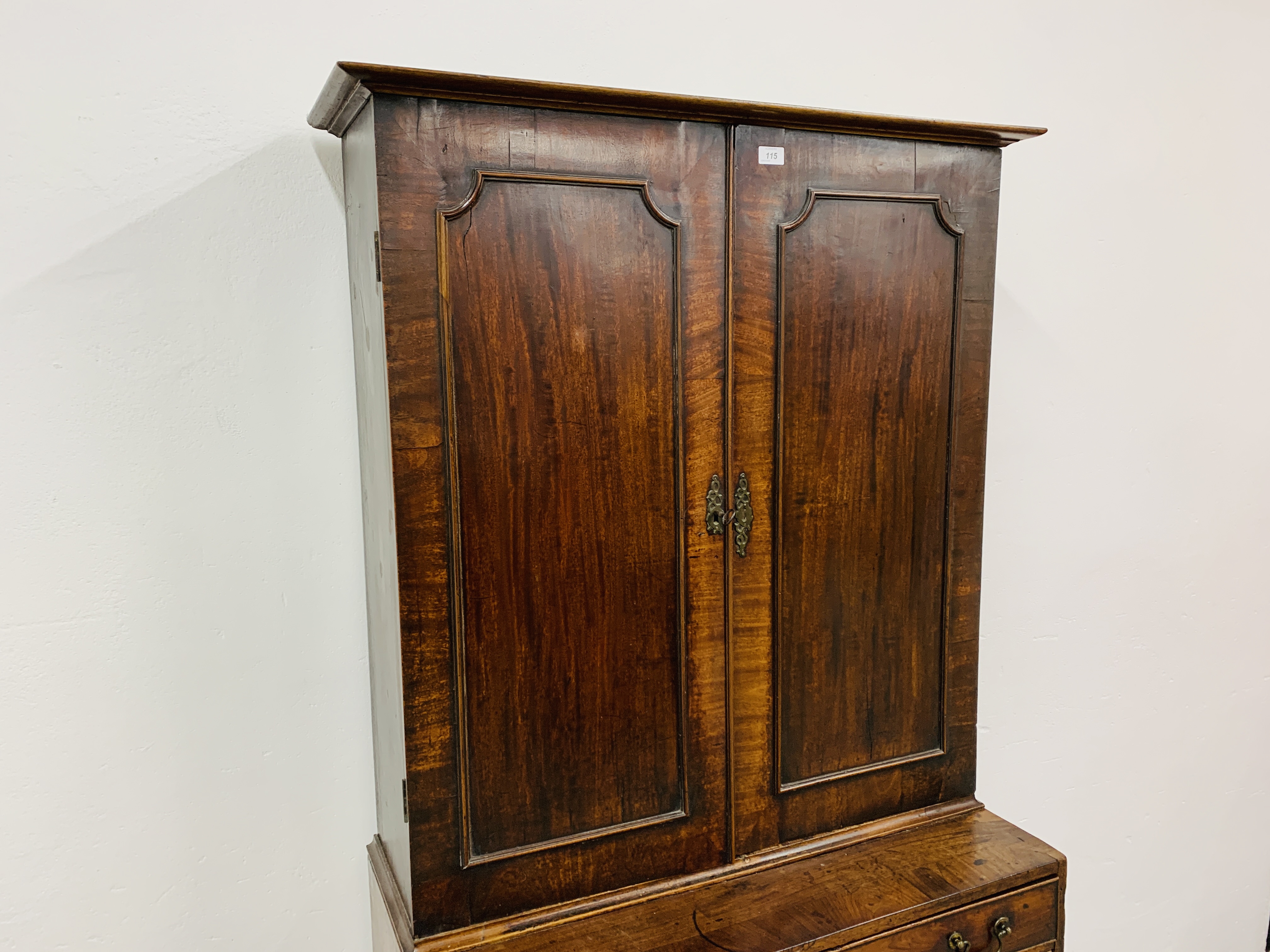 A GEORGE III MAHOGANY CHEST OF FOUR DRAWERS WITH ASSOCIATED TWO DOOR CUPBOARD ABOVE, WIDTH 97CM. - Image 4 of 17
