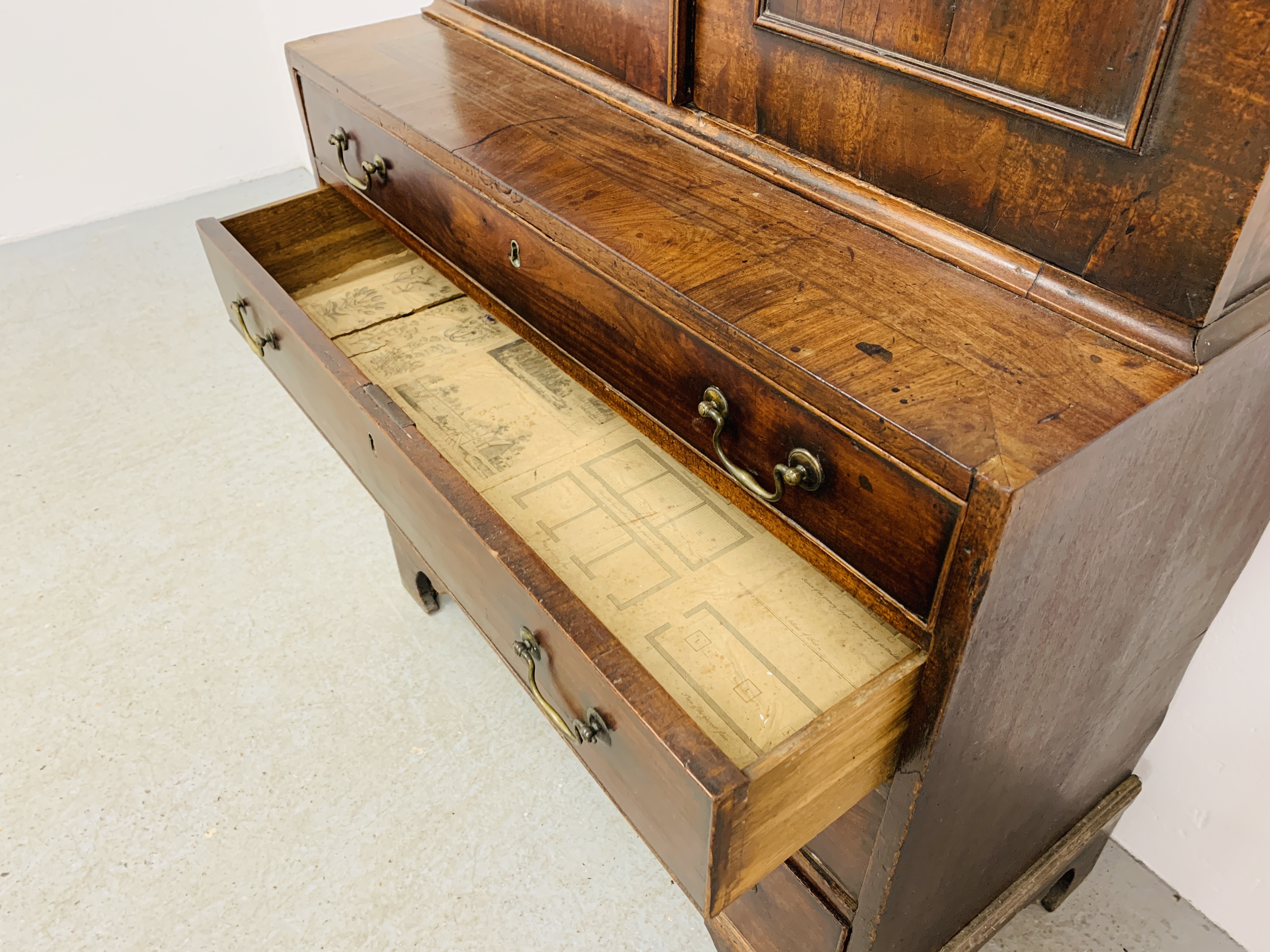 A GEORGE III MAHOGANY CHEST OF FOUR DRAWERS WITH ASSOCIATED TWO DOOR CUPBOARD ABOVE, WIDTH 97CM. - Image 11 of 17