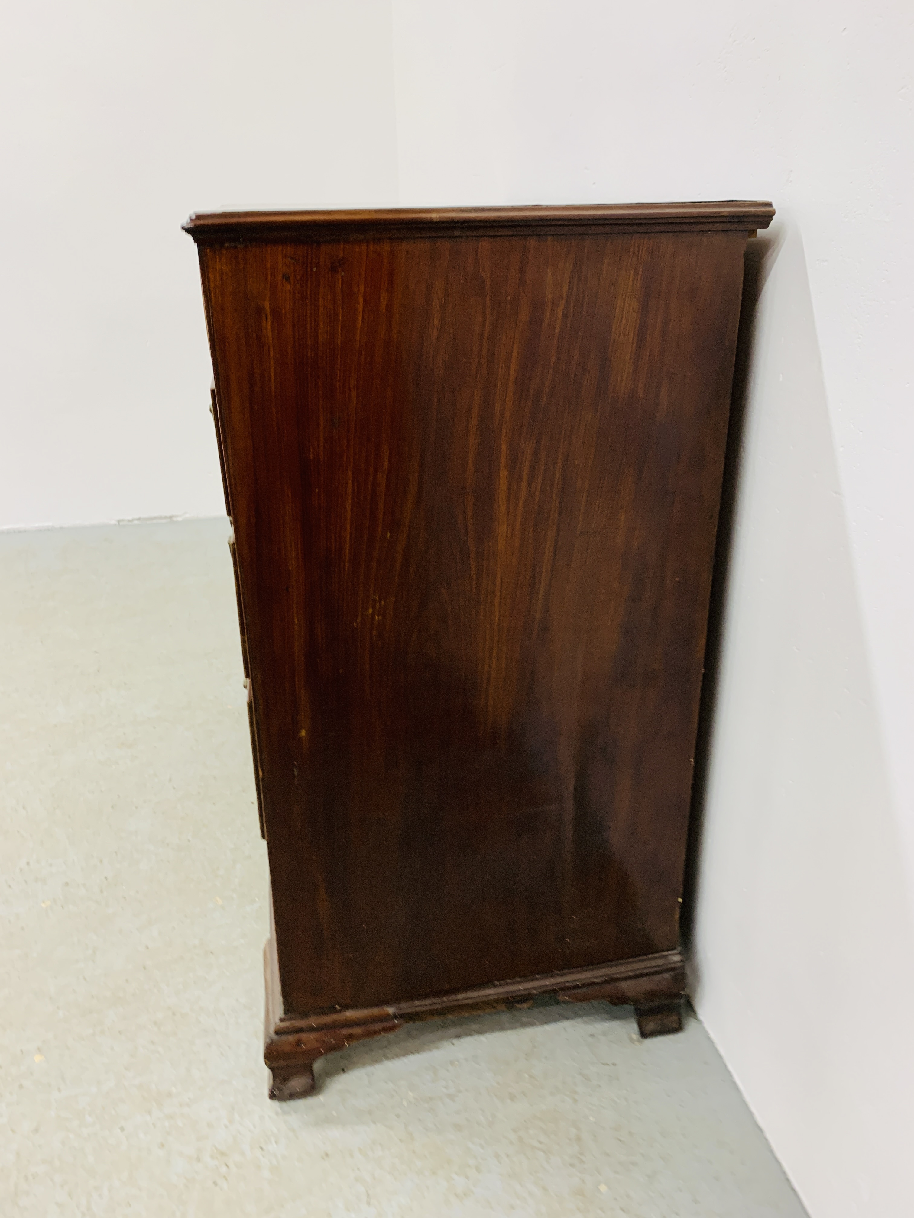AN EARLY C19TH MAHOGANY SIX DRAWER CHEST, WIDTH 107CM. - Image 8 of 24
