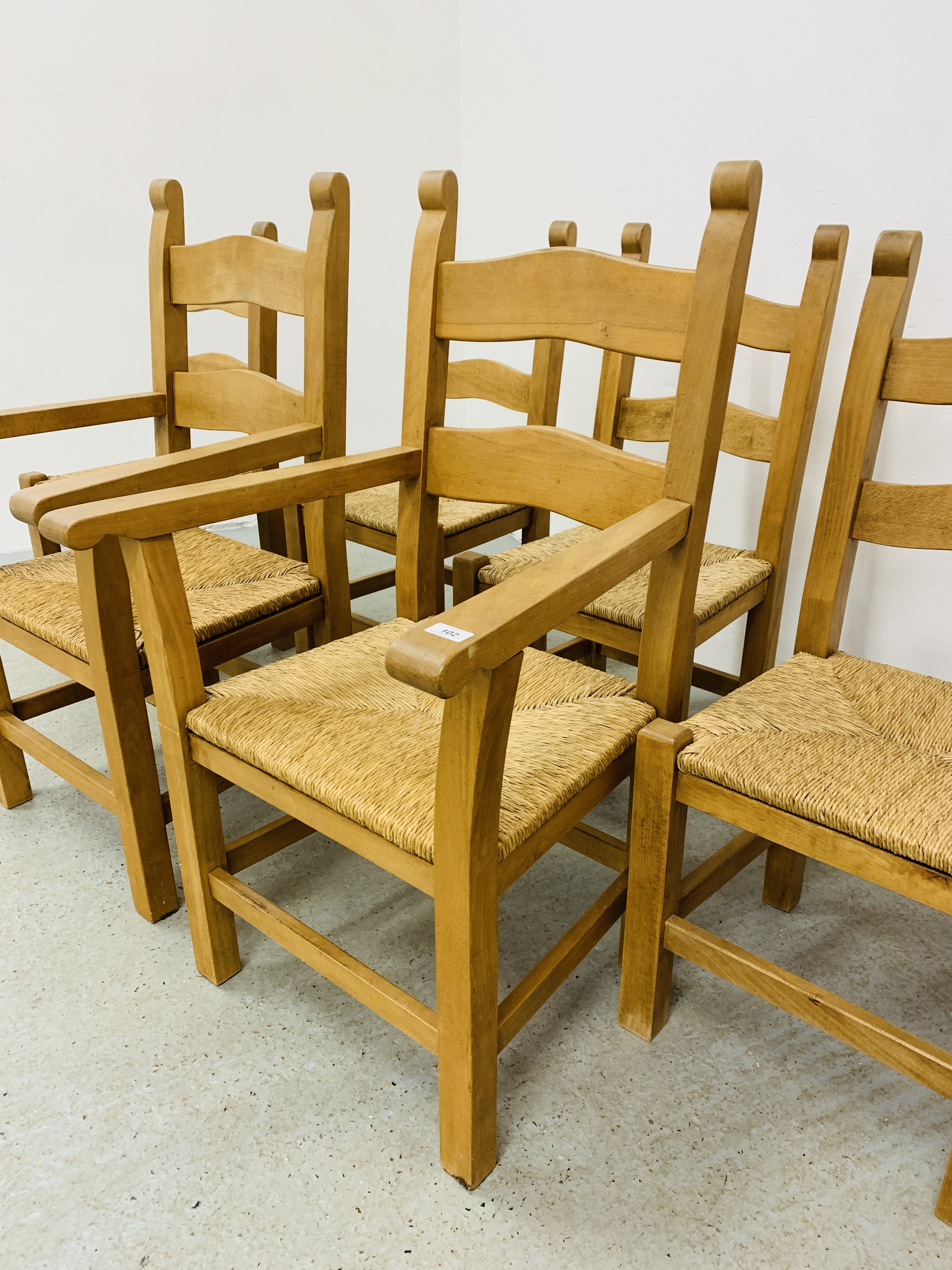 A SET OF SIX HEAVY QUALITY COUNTRY DINING CHAIRS WITH RUSH SEATS (4 SIDE, - Image 3 of 14