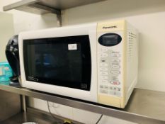 A PANASONIC 900 W INVERTER MICROWAVE OVEN - SOLD AS SEEN