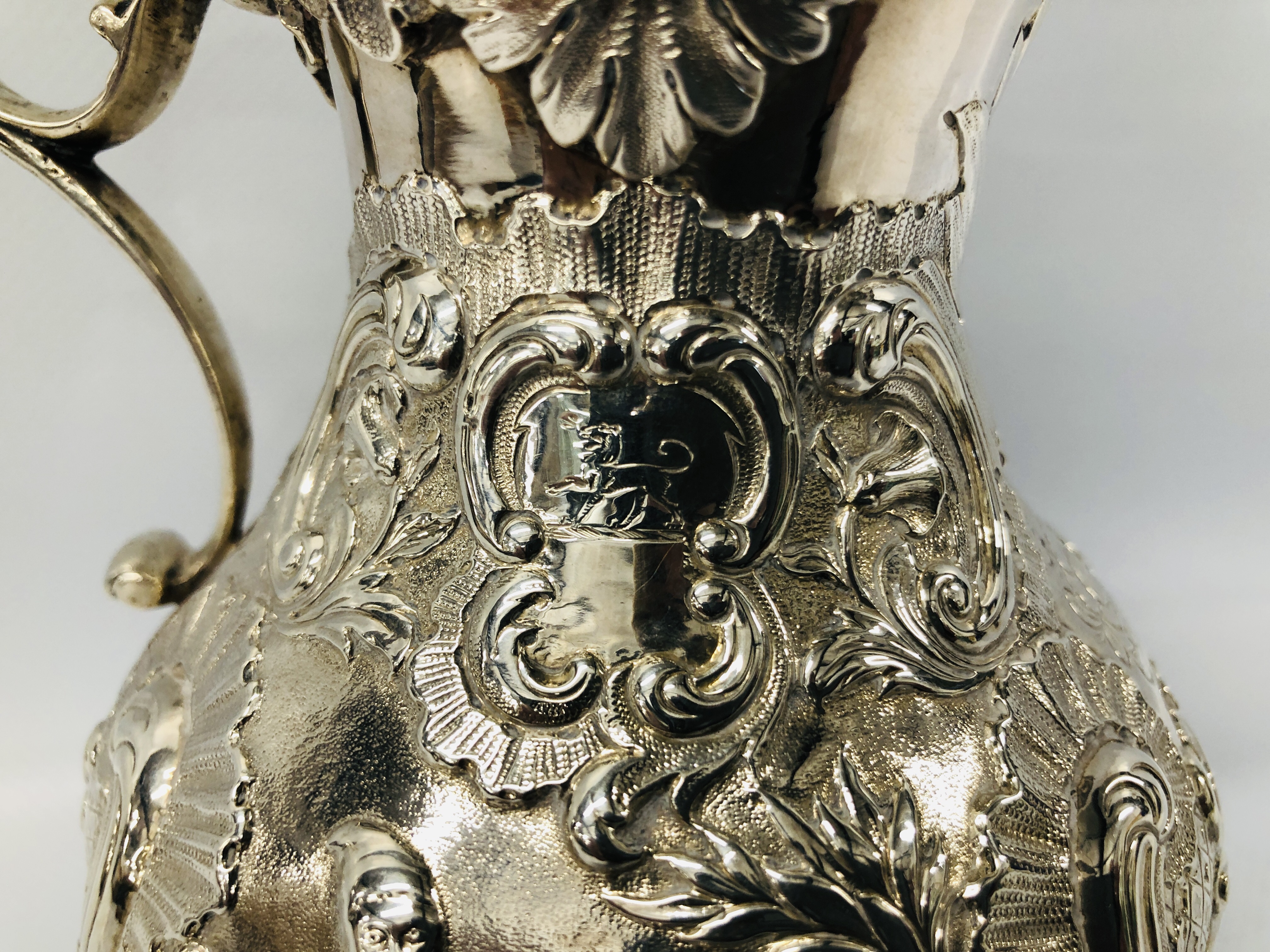 A SILVER MILK JUG OF ROCOCO DESIGN DECORATED WITH CHINOISERIE FIGURES WITH INSCRIPTION MR AND MRS J. - Image 19 of 25