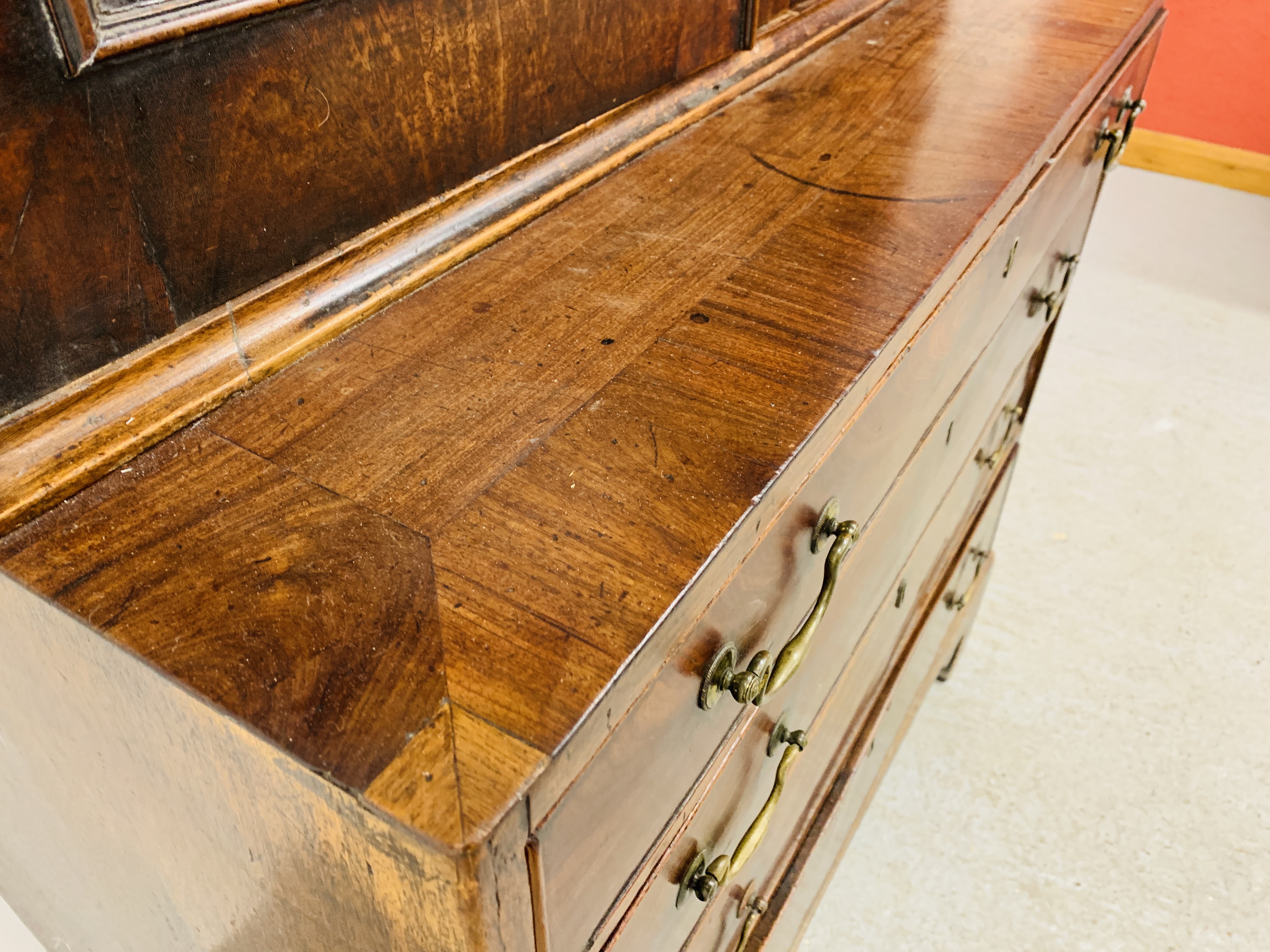 A GEORGE III MAHOGANY CHEST OF FOUR DRAWERS WITH ASSOCIATED TWO DOOR CUPBOARD ABOVE, WIDTH 97CM. - Image 8 of 17