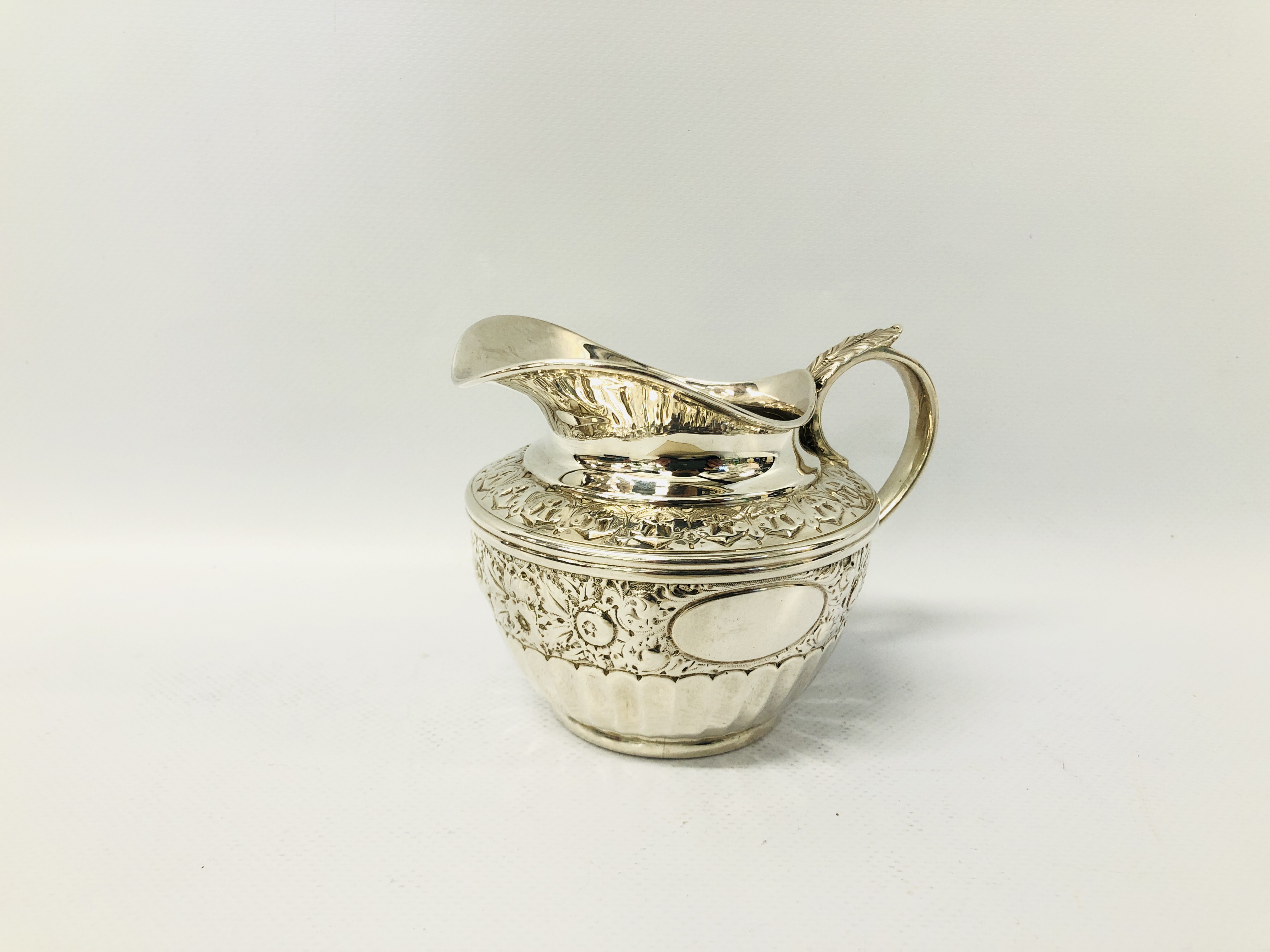 A VICTORIAN SILVER CREAM JUG, LONDON 1893, SIBRAY HALL & COMPANY - H 8CM.