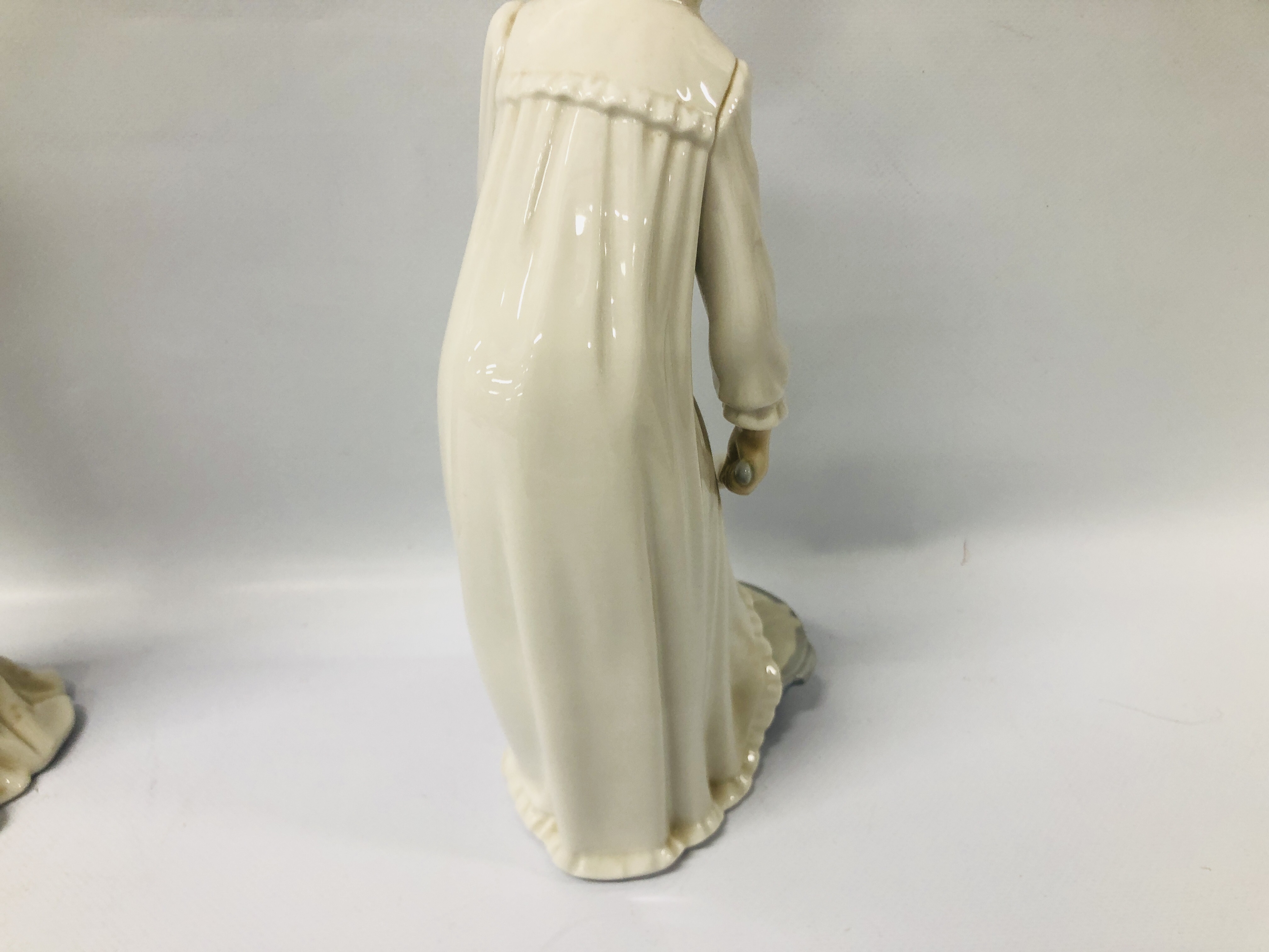 2 X LLADRO NAO FIGURES COMPRISING YOUNG GIRL IN NIGHTWEAR CLEANSING HER FEET + ORIGINAL STYLE LADY - Image 6 of 12