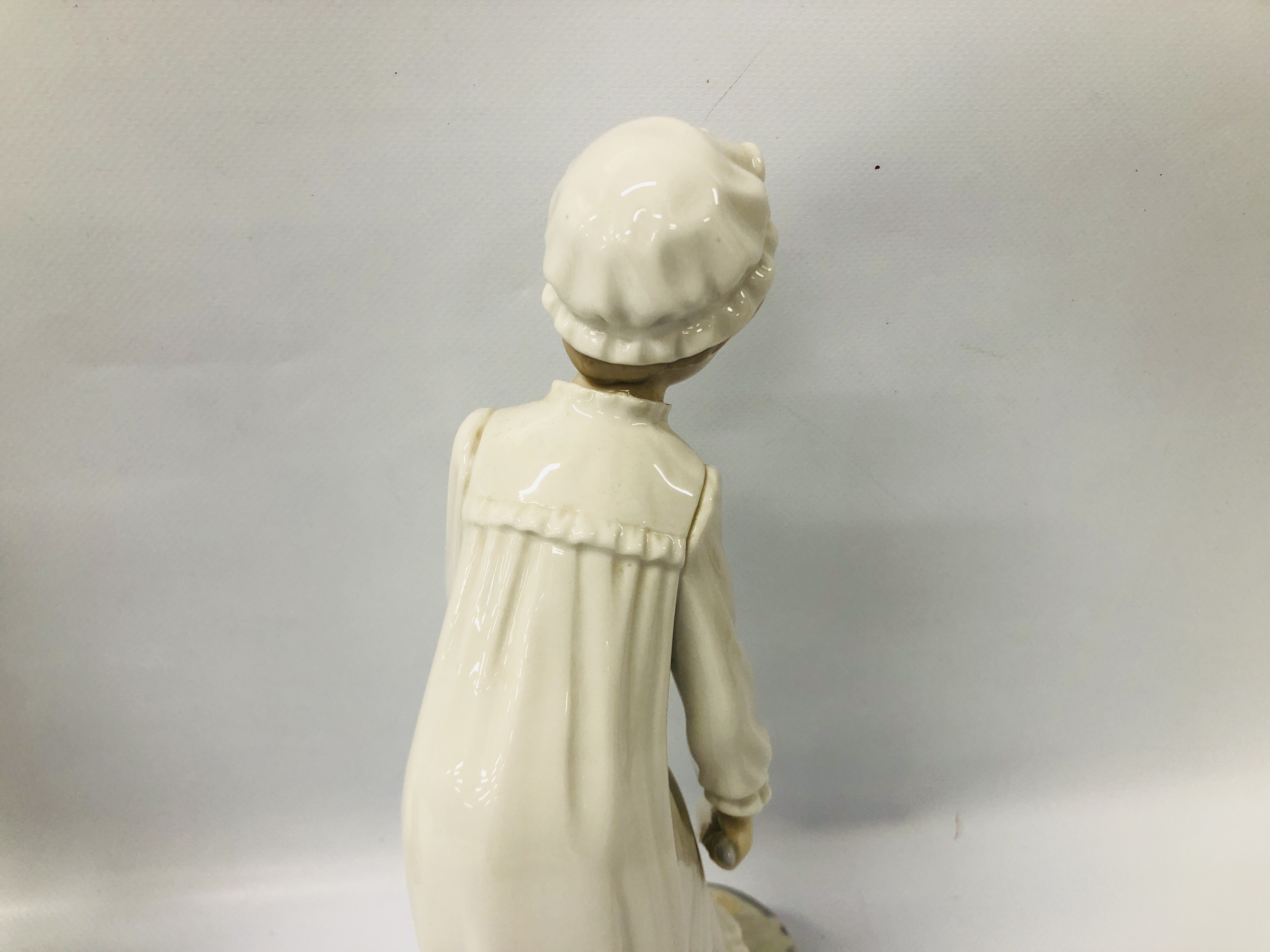 2 X LLADRO NAO FIGURES COMPRISING YOUNG GIRL IN NIGHTWEAR CLEANSING HER FEET + ORIGINAL STYLE LADY - Image 5 of 12