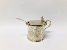 SILVER DRUM MUSTARD, BLUE GLASS LINER WITH ASSOCIATED SPOON, THE MUSTARD LONDON 1849. H 5.5CM, D 6.