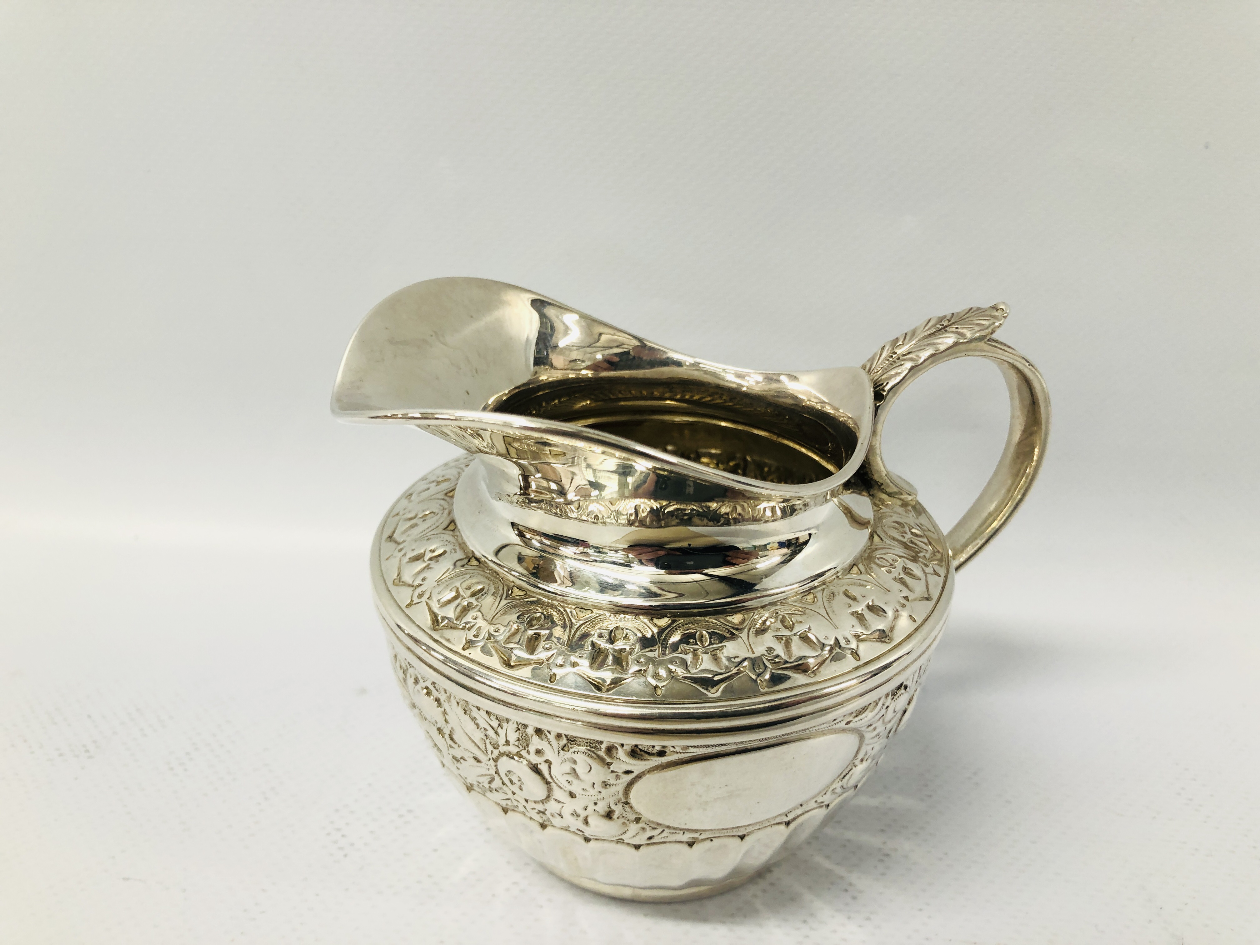 A VICTORIAN SILVER CREAM JUG, LONDON 1893, SIBRAY HALL & COMPANY - H 8CM. - Image 2 of 21