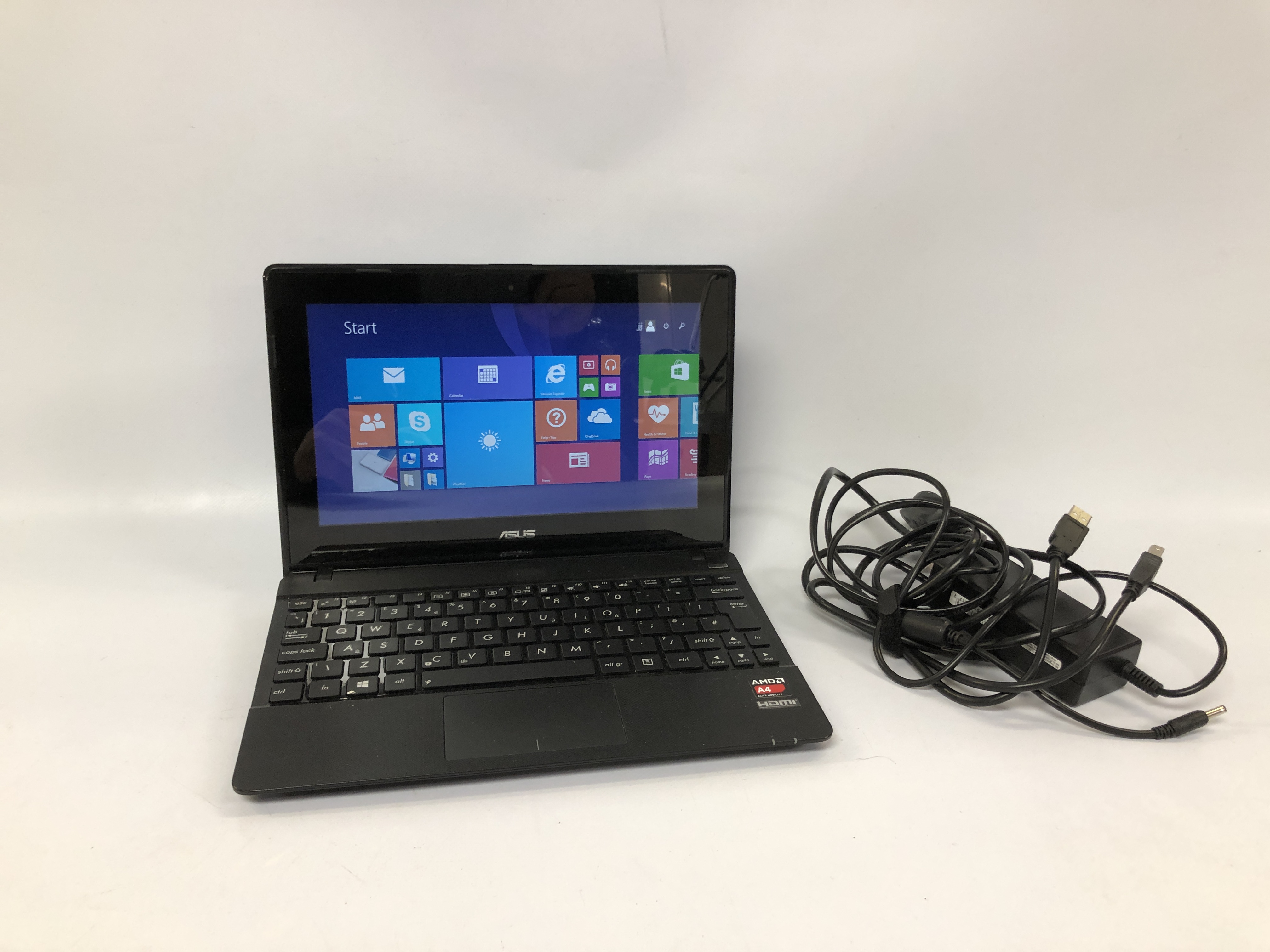 NSUS TOUCH SCREEN LAPTOP COMPLETE WITH POWER CABLE MODEL NUMBER ATHEROS/AR5B125 CN2563 X102BA - - Image 3 of 6