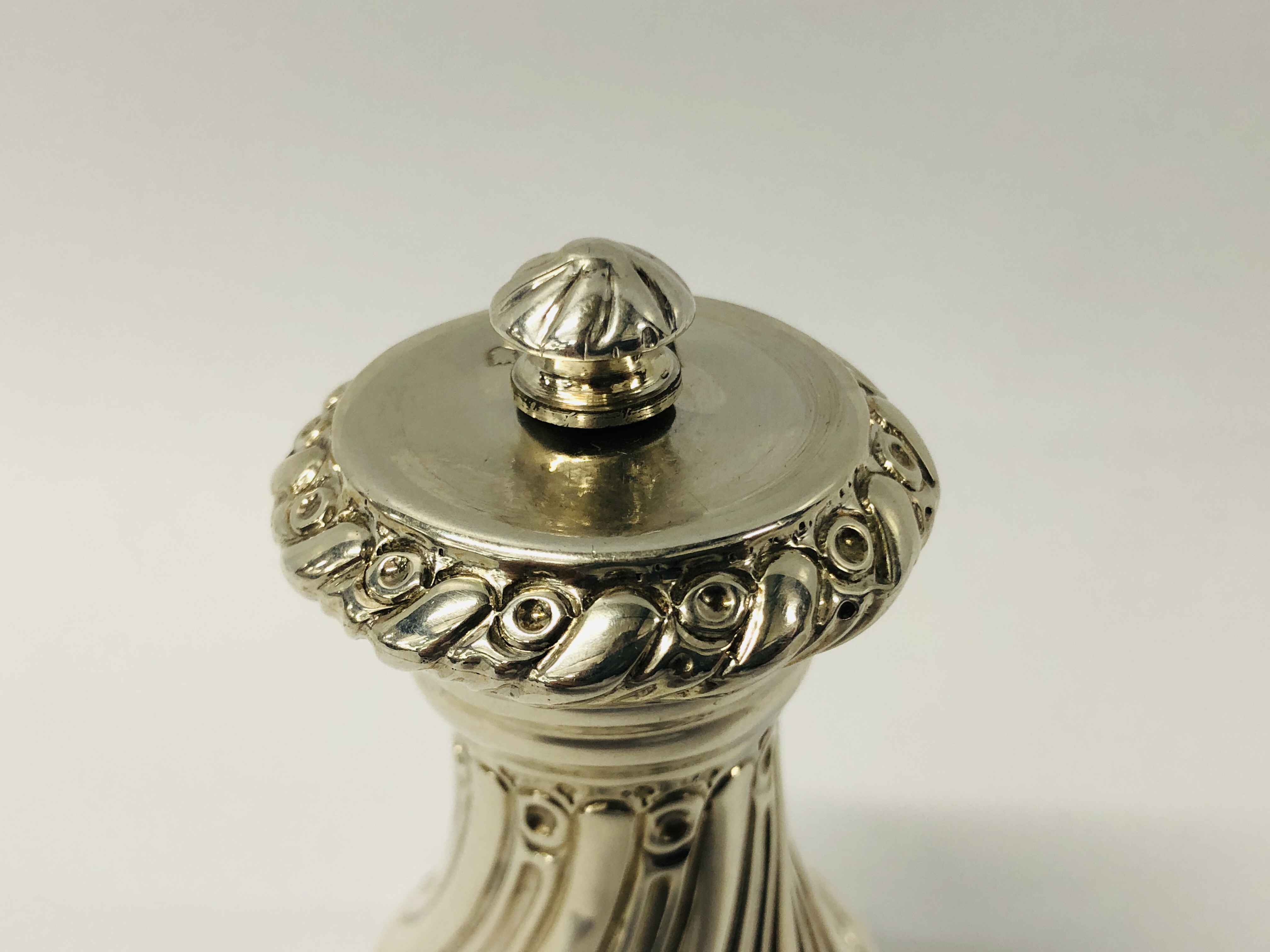 A SILVER PEPPER MILL OF SPIRALLY FLUTED WAISTED FORM LONDON 1901, MAPPIN & WEBB - H 9CM. - Image 11 of 15