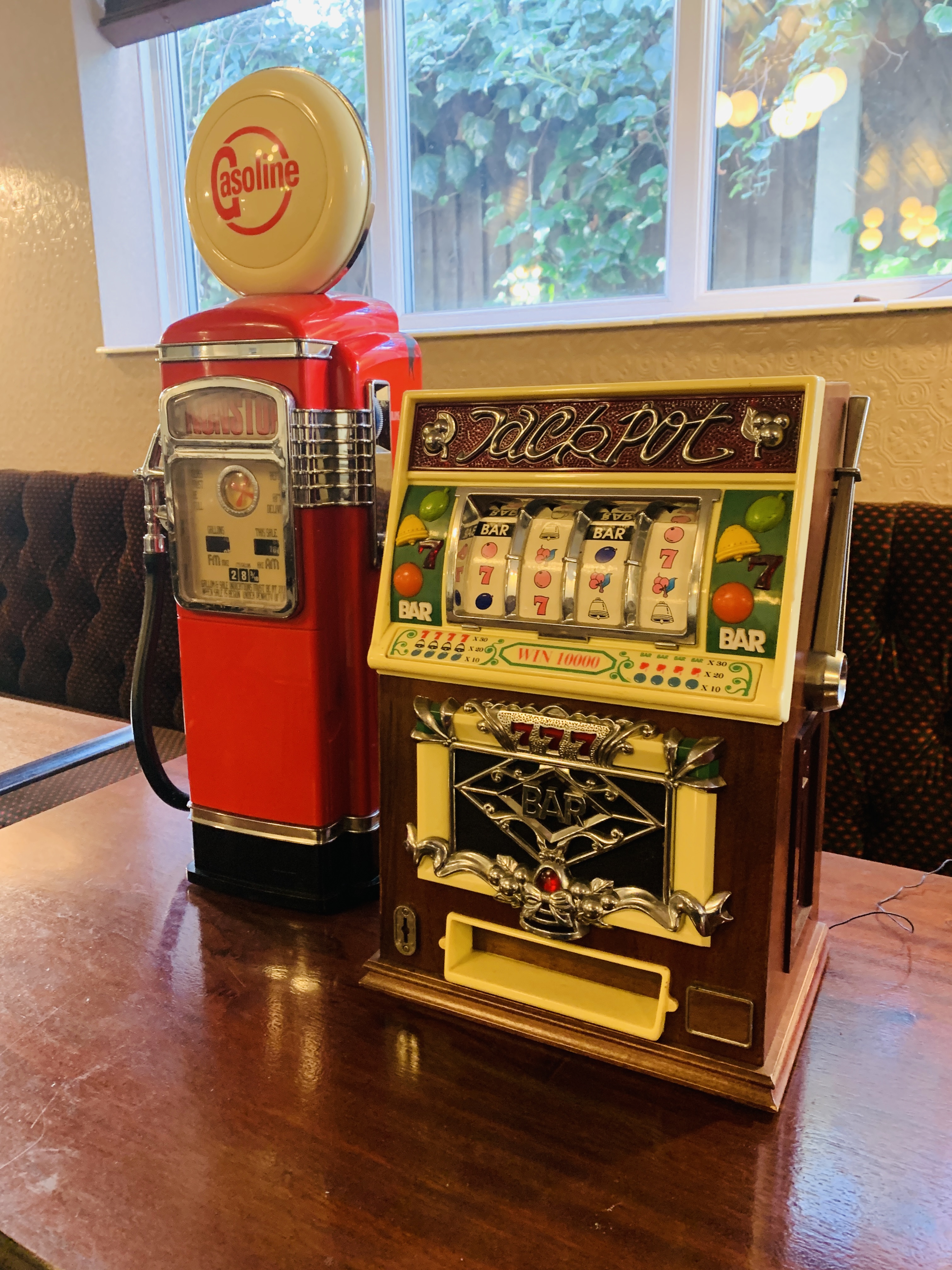 A REPRODUCTION NOVELTY RADIO FASHIONED AS "GAS PUMP" - HEIGHT 60CM AND REPRODUCTION NOVELTY RADIO