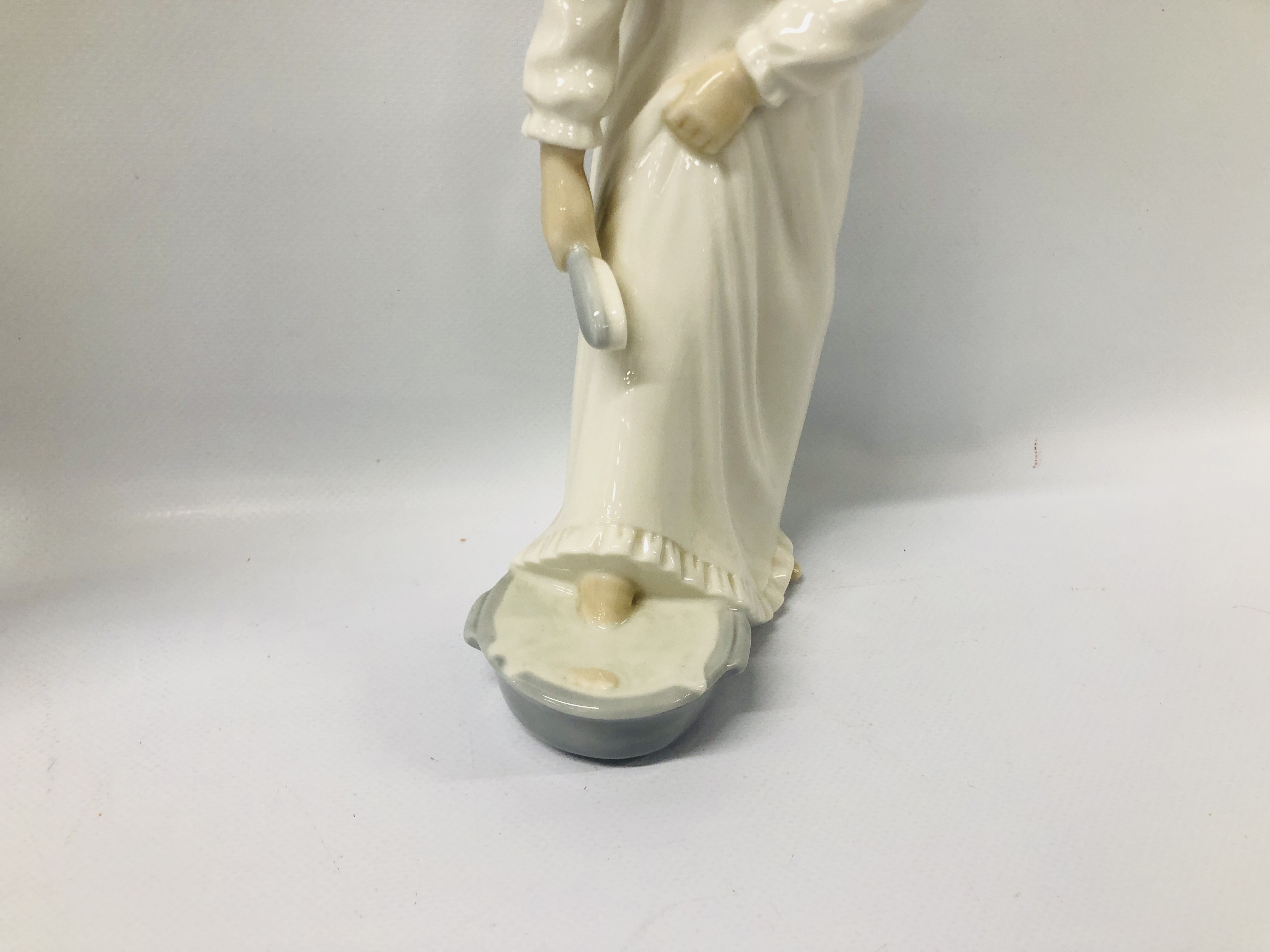 2 X LLADRO NAO FIGURES COMPRISING YOUNG GIRL IN NIGHTWEAR CLEANSING HER FEET + ORIGINAL STYLE LADY - Image 4 of 12