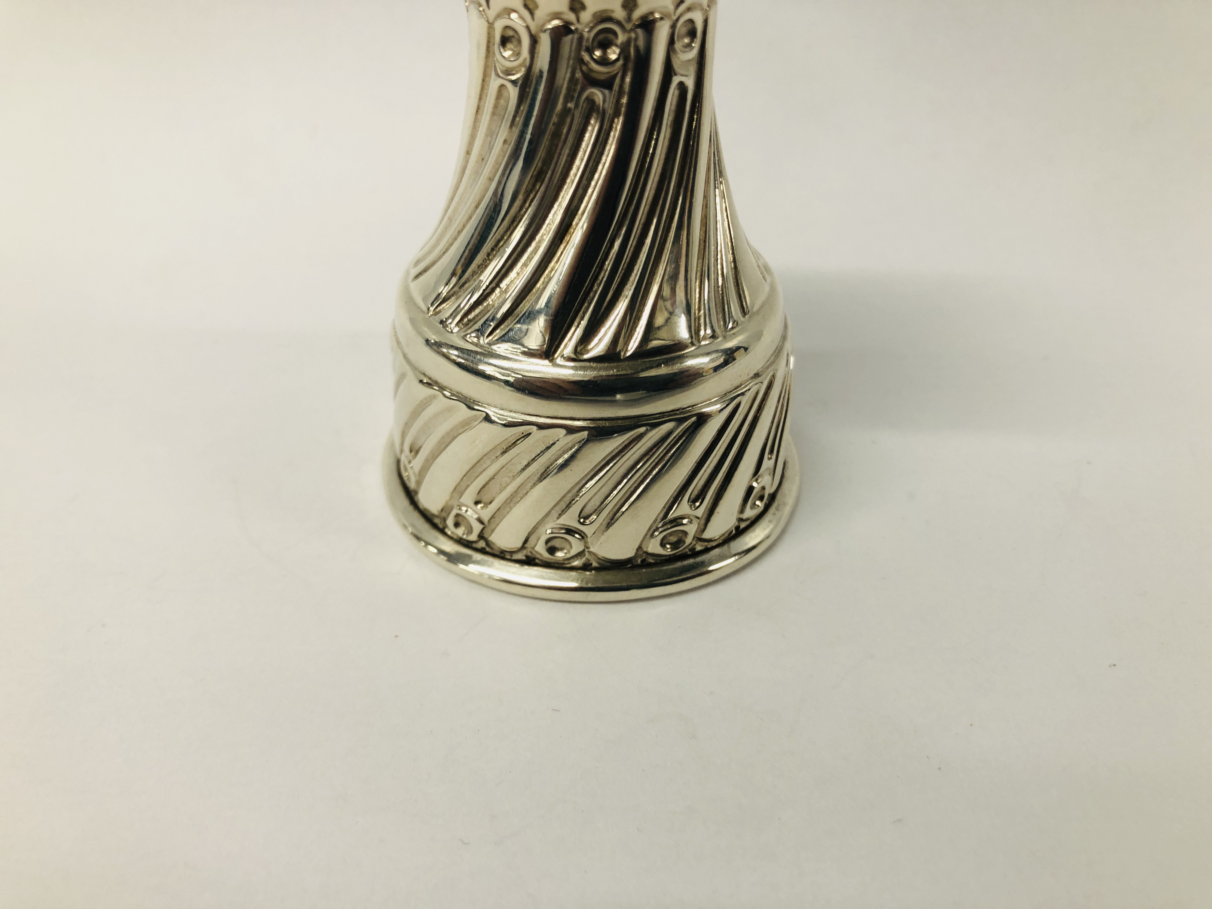 A SILVER PEPPER MILL OF SPIRALLY FLUTED WAISTED FORM LONDON 1901, MAPPIN & WEBB - H 9CM. - Image 7 of 15