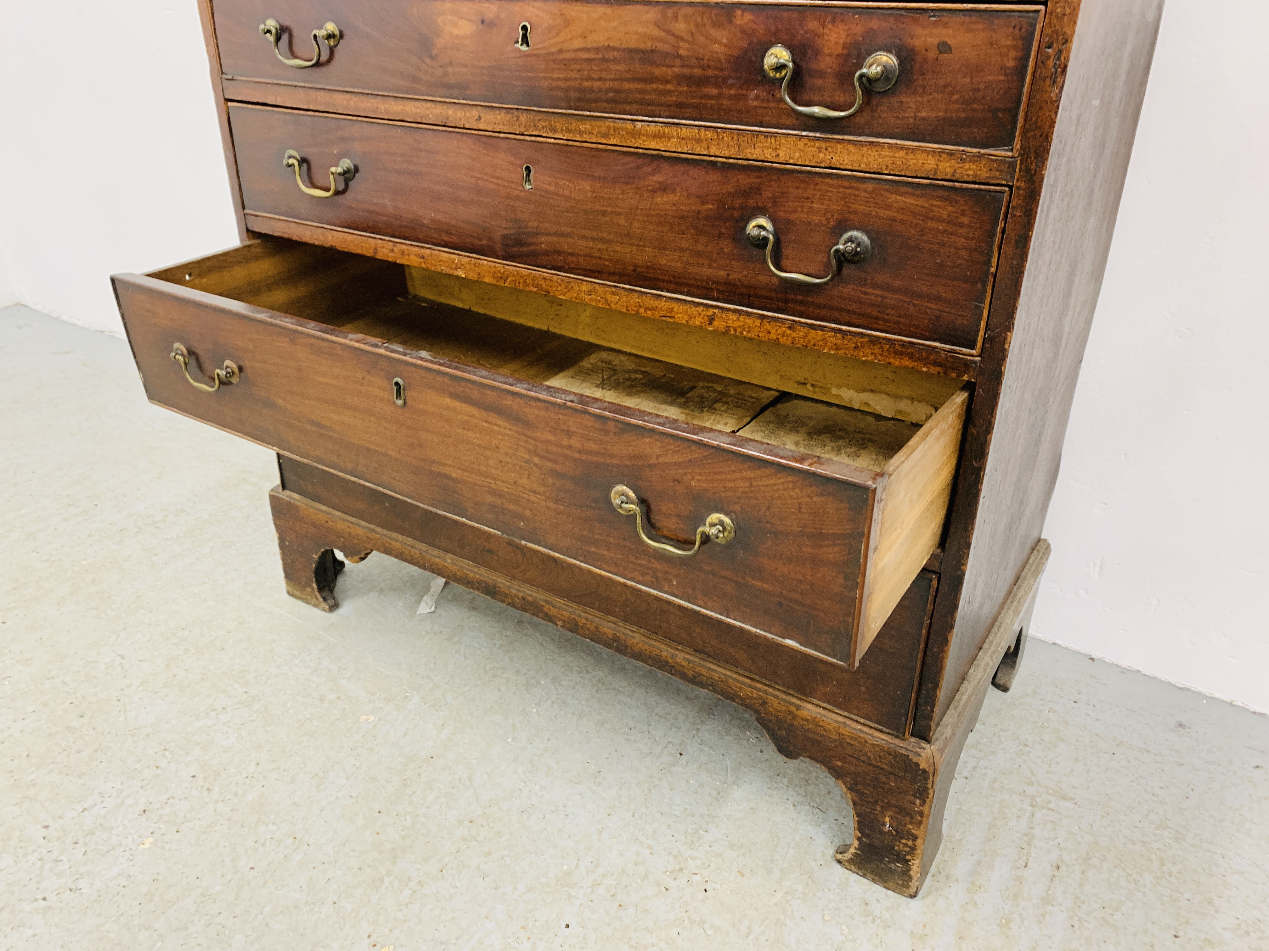 A GEORGE III MAHOGANY CHEST OF FOUR DRAWERS WITH ASSOCIATED TWO DOOR CUPBOARD ABOVE, WIDTH 97CM. - Image 14 of 17