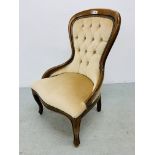 A REPRODUCTION VICTORIAN BUTTON BACK UPHOLSTERED SIDE CHAIR.