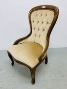 A REPRODUCTION VICTORIAN BUTTON BACK UPHOLSTERED SIDE CHAIR.