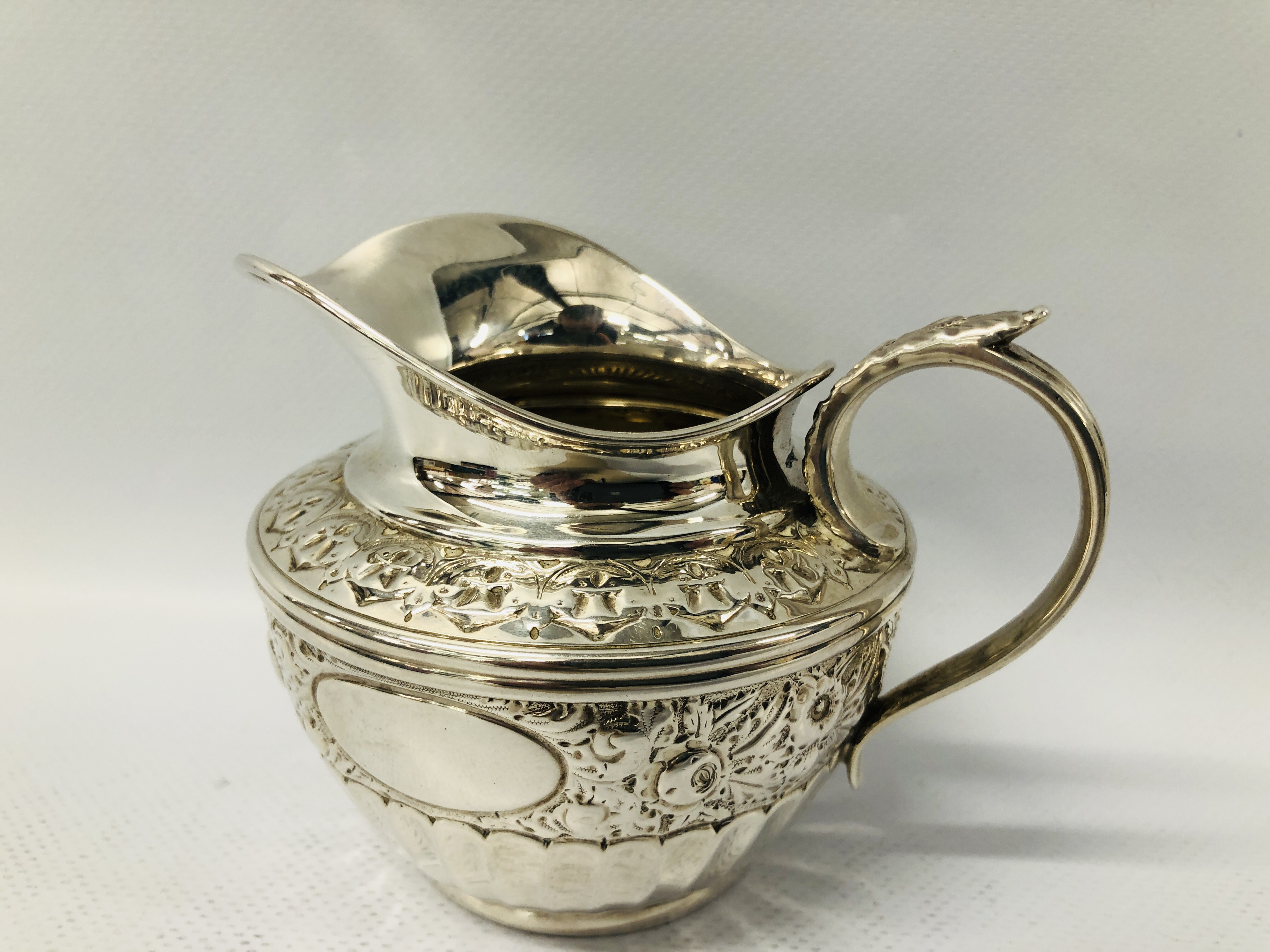 A VICTORIAN SILVER CREAM JUG, LONDON 1893, SIBRAY HALL & COMPANY - H 8CM. - Image 6 of 21