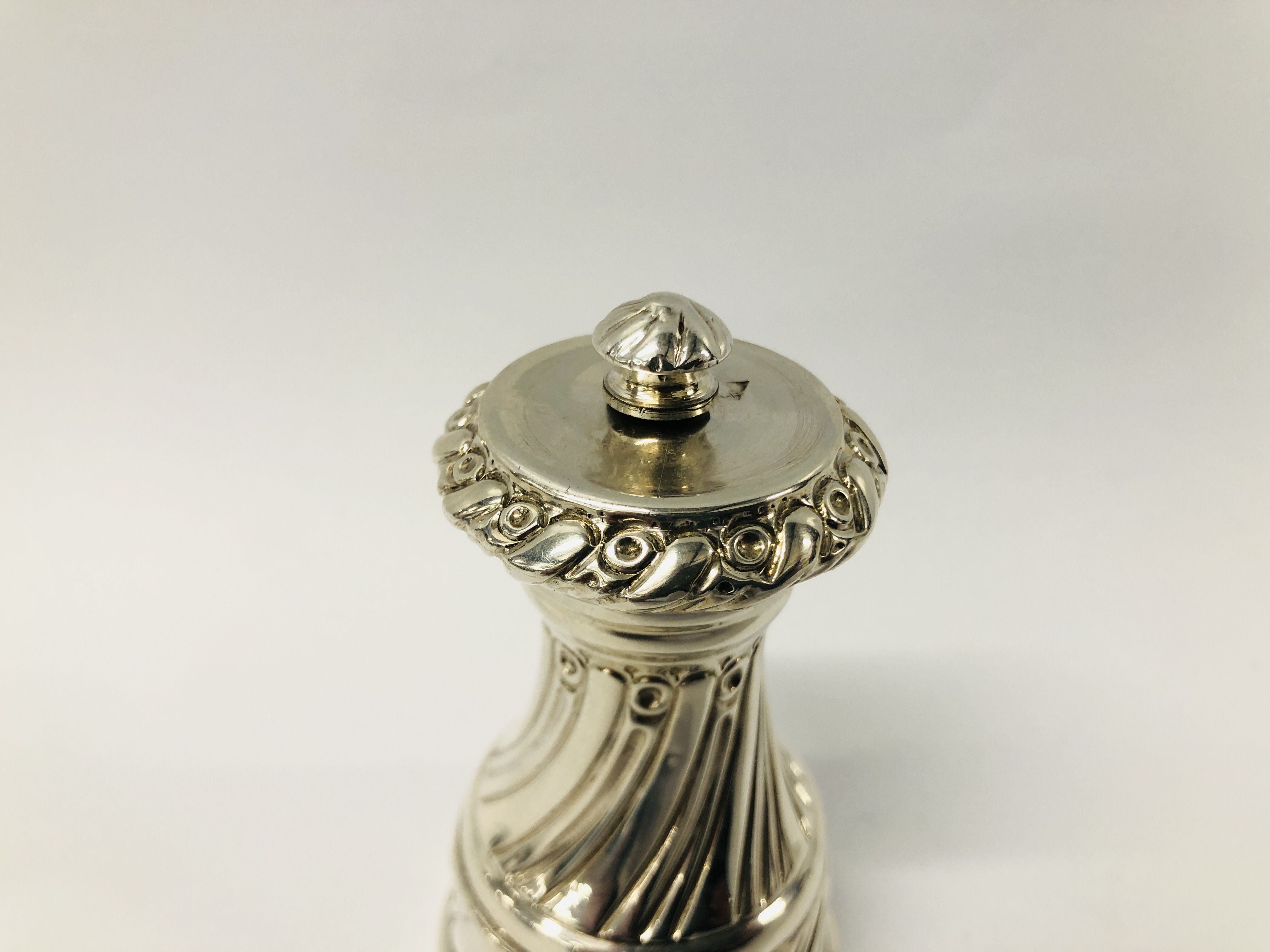 A SILVER PEPPER MILL OF SPIRALLY FLUTED WAISTED FORM LONDON 1901, MAPPIN & WEBB - H 9CM. - Image 2 of 15