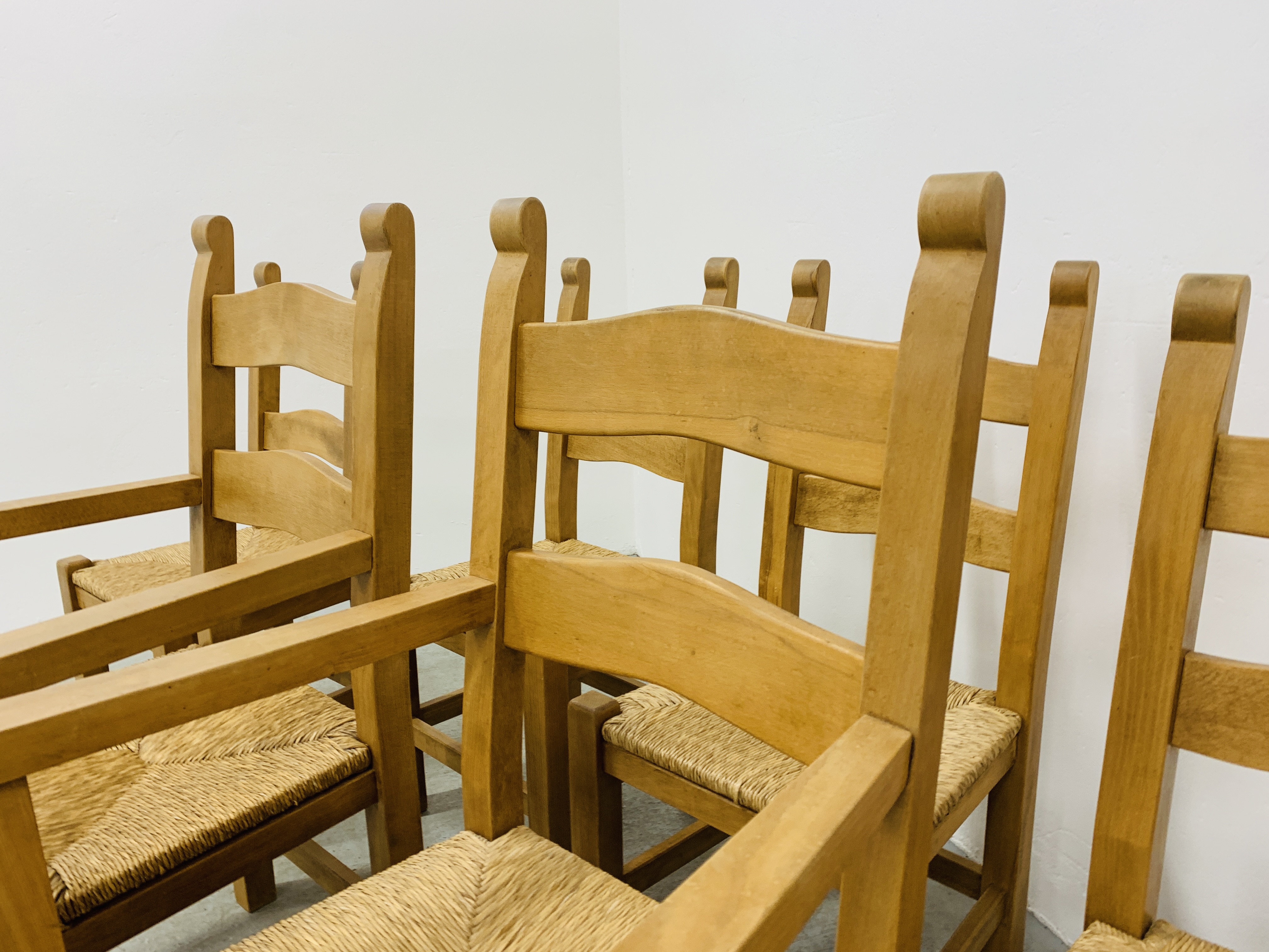 A SET OF SIX HEAVY QUALITY COUNTRY DINING CHAIRS WITH RUSH SEATS (4 SIDE, - Image 4 of 14