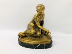 LATE C19TH GILT BRONZE FIGURE FEATURING A YOUNG GIRL PLAYING KNUCKBONES ON A MARBLE BASE - H 23.5CM.
