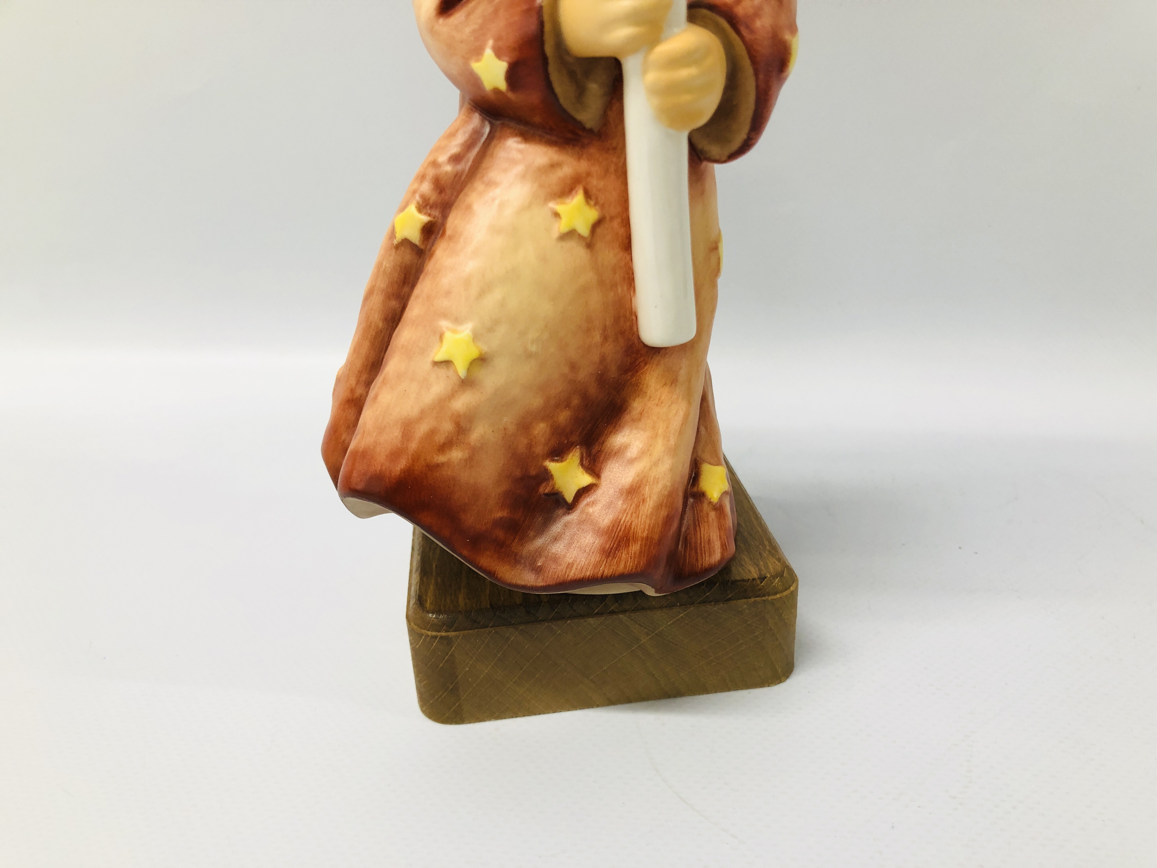 GOEBEL HUMMEL FIGURINE "HEAVENLY ANGEL" - H 19. - Image 4 of 10