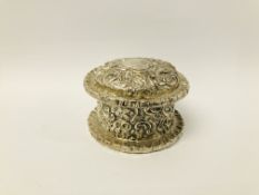 A SILVER CIRCULAR TRINKET BOX PROFUSELY DECORATED WITH SCROLL WORK, CHESTER 1897, D 9CM.