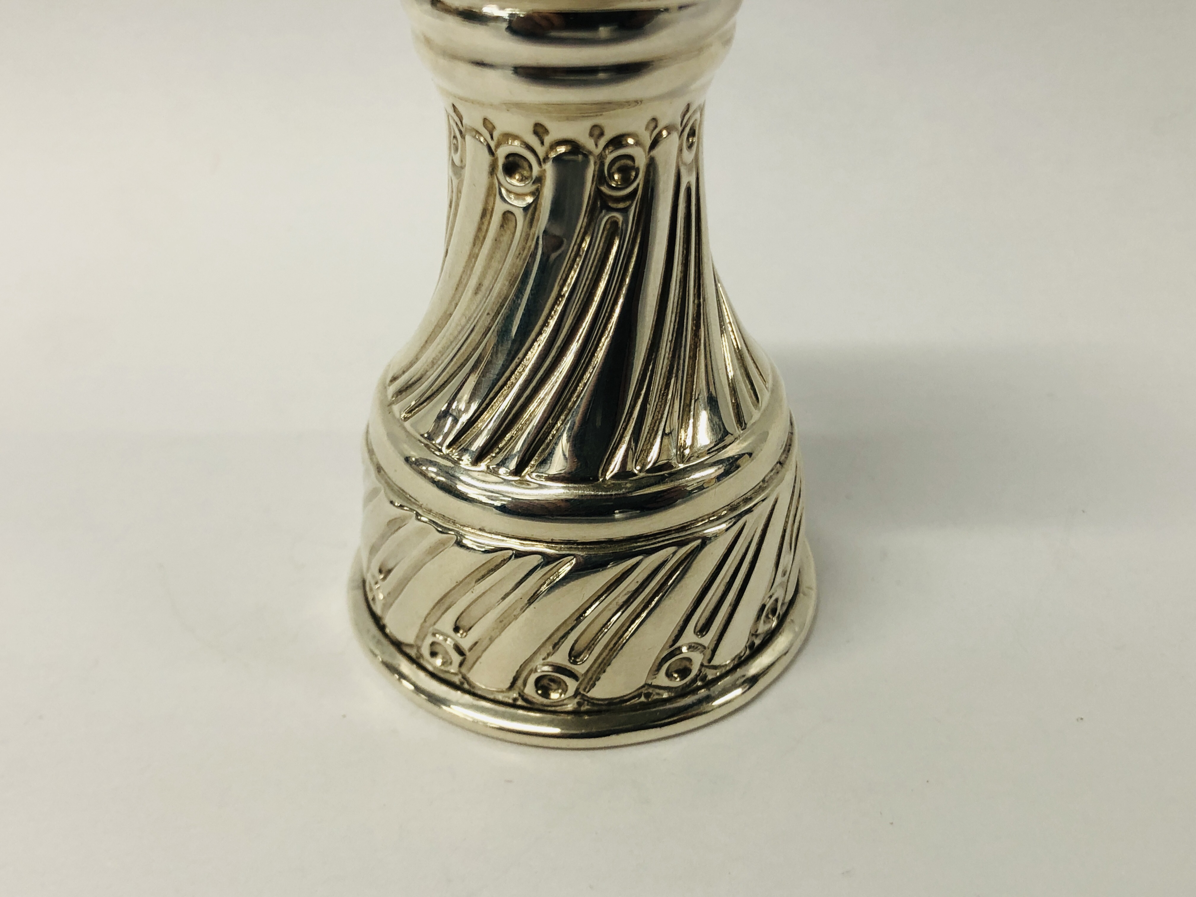 A SILVER PEPPER MILL OF SPIRALLY FLUTED WAISTED FORM LONDON 1901, MAPPIN & WEBB - H 9CM. - Image 10 of 15