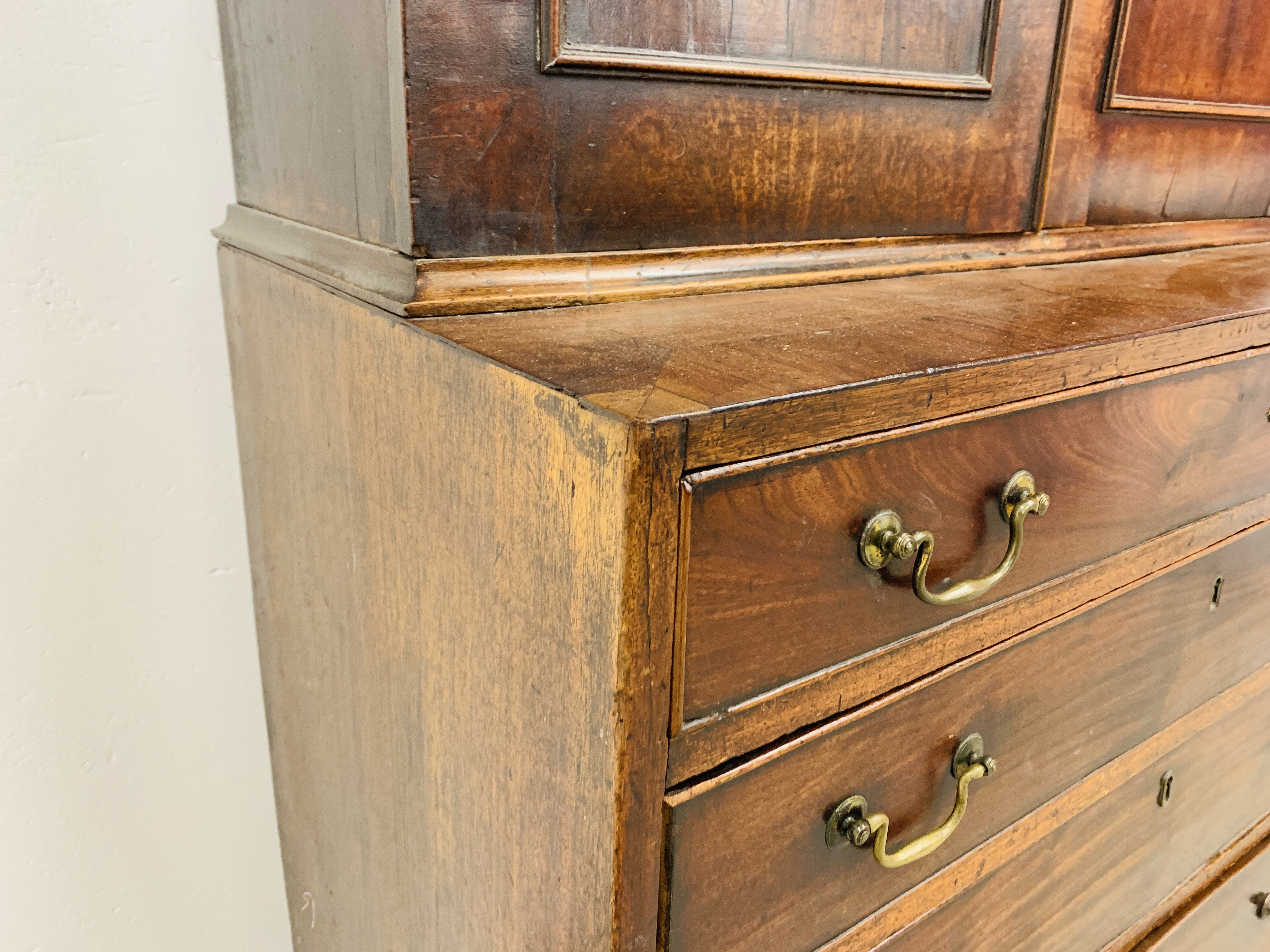 A GEORGE III MAHOGANY CHEST OF FOUR DRAWERS WITH ASSOCIATED TWO DOOR CUPBOARD ABOVE, WIDTH 97CM. - Image 7 of 17